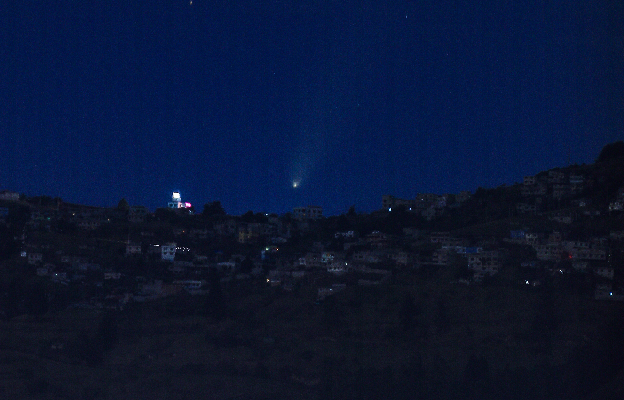 AME7312. QUITO (ECUADOR), 14/10/2024.- Fotografía del cometa C/2023 A3 Atlas Tsunchinshan, apodado como el "cometa del siglo", este lunes sobre los Andes de Ecuador. El cometa se pudo ver al iniciar la noche sobre el complejo volcánico del Pichincha (4.776 metros de altura sobre le nivel del mar) un macizo que se levanta al oeste de la capital ecuatoriana. Según información del Observatorio Astronómico de Quito, el cometa ha alcanzado en esta época una brillantes suficiente para poder ser observado a simple vista, aunque su aparición sobre el firmamento será por menos de una hora, debido a que se ocultará como lo hace el sol. EFE/José Jácome