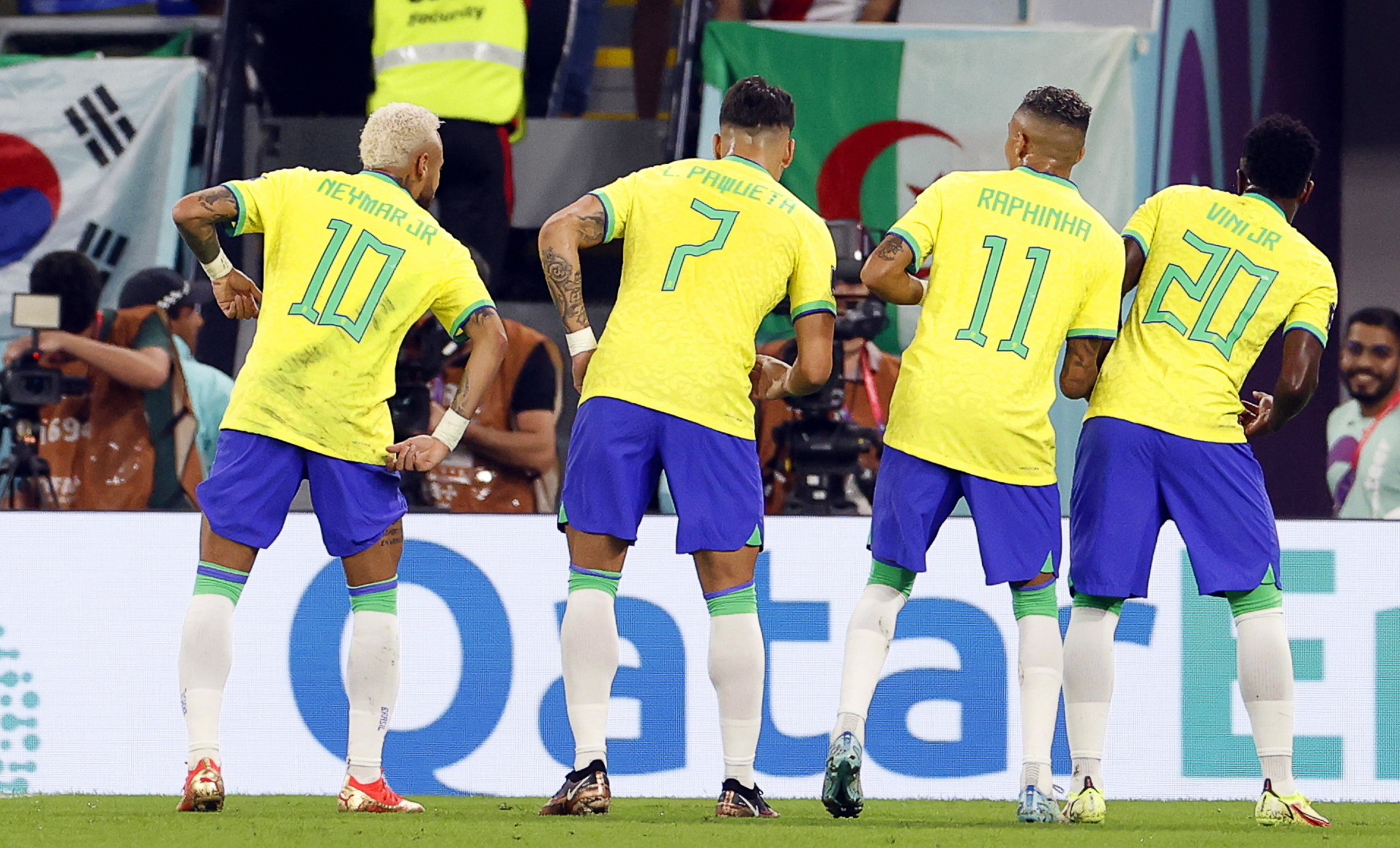 Doha (Qatar), 05/12/2022.- Neymar (L) of Brazil celebrates with teammates after scoring the 2-0 lead from the penalty spot during the FIFA World Cup 2022 round of 16 soccer match between Brazil and South Korea at Stadium 974 in Doha, Qatar, 05 December 2022. (Mundial de Fútbol, Brasil, Corea del Sur, Catar) EFE/EPA/Rungroj Yongrit