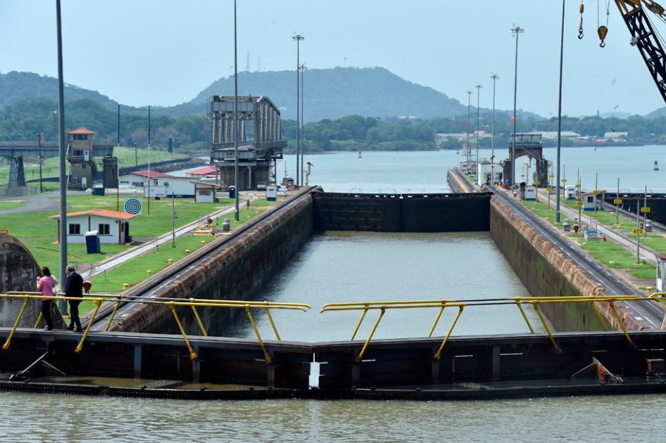 El Canal panameño se encuentra en pleno proceso de expansión con la construcción de un tercer juego de esclusas que duplicará su capacidad de transporte de carga anual de 300 a 600 millones de toneladas.