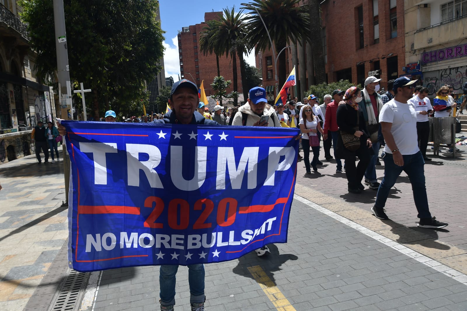 En medio de las marchas, que tienen un enfoque netamente nacional, sorprendió la participación de simpatizantes del partido Republicano de Estados Unidos; quienes de paso manifestaron su apoyo al expresidente de dicho país, Donald Trump.