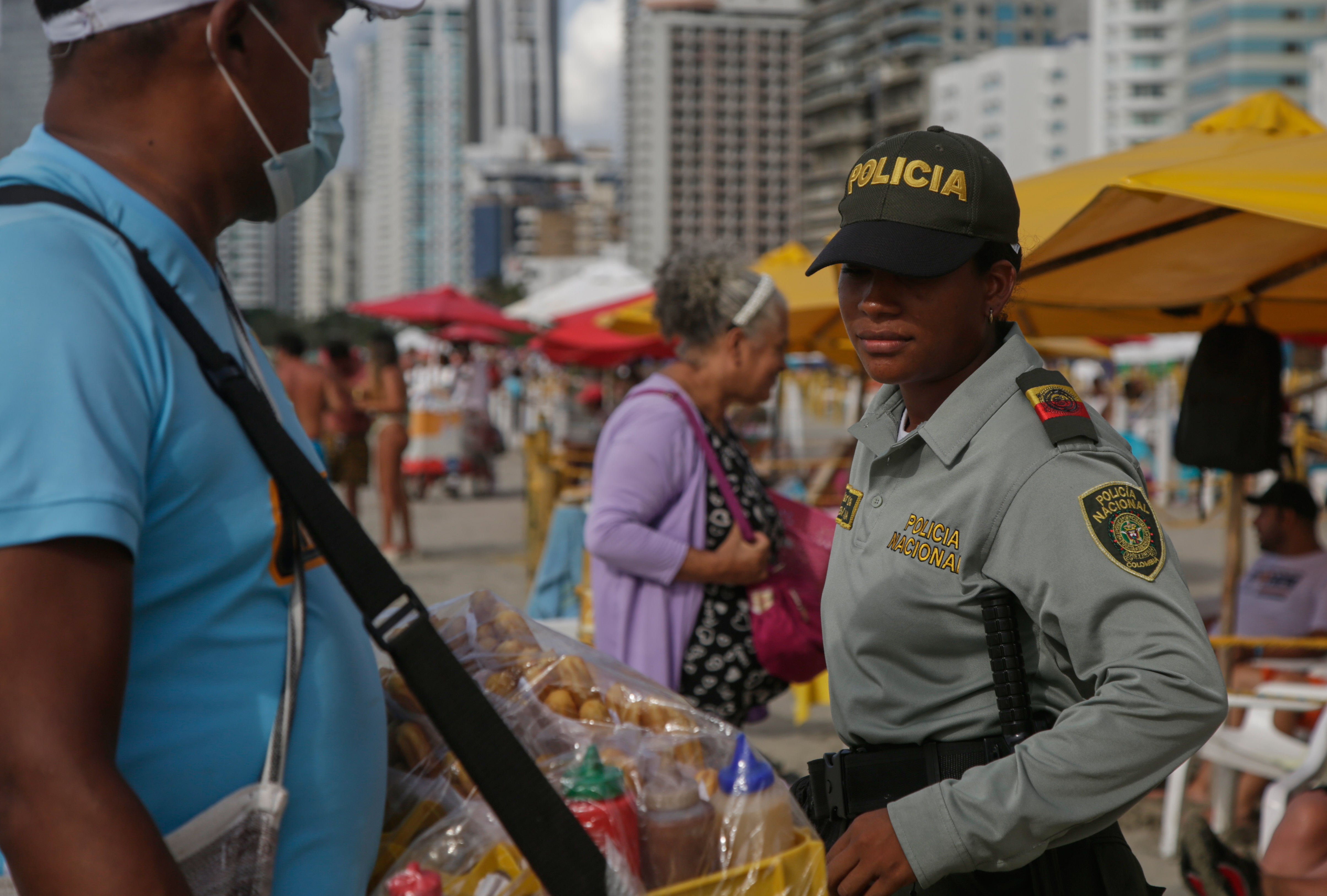 ACOMPAÑA CRÓNICA: COLOMBIA VIOLENCIA***AME431. CARTAGENA (COLOMBIA), 28/09/2022.- Una policía vigila una turística playa el 24 de septiembre de 2022 en Cartagena (Colombia). Esta ciudad, meca del turismo en Colombia, fue durante años un oasis de paz en un país golpeado por la violencia pero hoy está sitiada por los enfrentamientos entre bandas que se disputan el control de la venta de drogas y la trata de personas. El programa Cartagena Cómo Vamos (CCV), que hace seguimiento a la calidad de vida en la ciudad, advierte sobre el aumento de los homicidios y dice que en el primer semestre de este año hubo 187, es decir 75 más que en el mismo periodo de 2021, lo que representa un incremento del 67 %. EFE/Ricardo Maldonado Rozo