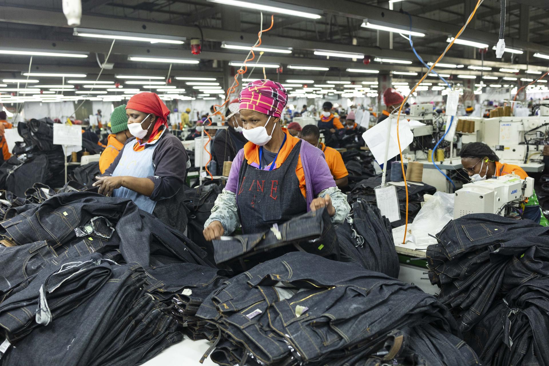 MASERU (Lesotho), 10/04/2025.- Workers at the Nien Hsing International Garment's Factory produce Levi jeans for the US market in Maseru, Lesotho, 10 April 2025. The mountain kingdom of Lesotho was initially subject to a 50 percent trade tariff imposed by the U.S. President Donald Trump. However, in line with most countries except China, the tariff has been reduced to 10 percent for a 90-day period. Lesotho’s garment industry, which primarily manufactures denim for brands such as Levi’s and Wrangler, includes eleven factories that supply directly to the U.S. market. EFE/EPA/KIM LUDBROOK