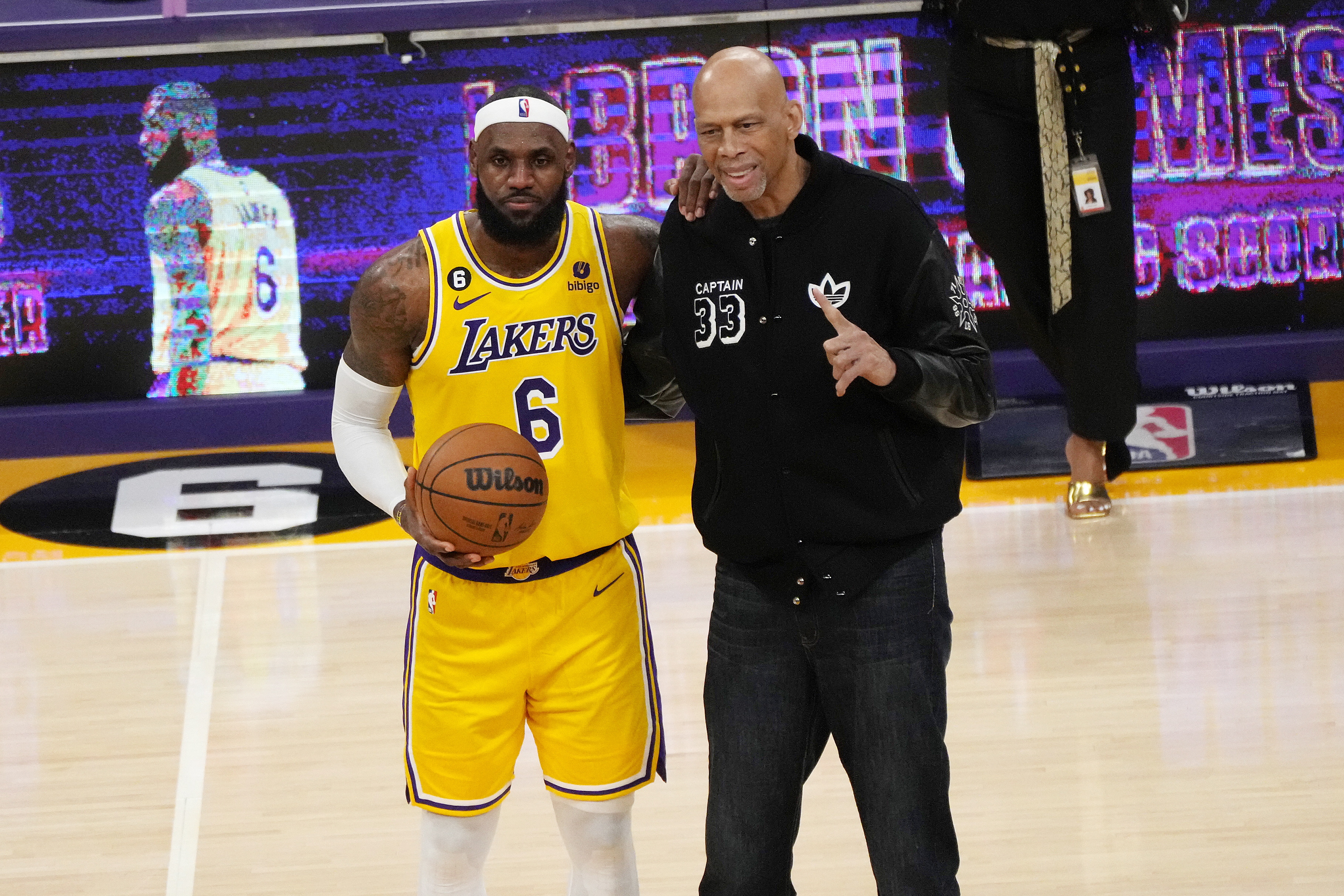 LeBron James dice que es el mejor de la historia y la NBA se inclina ante su rey