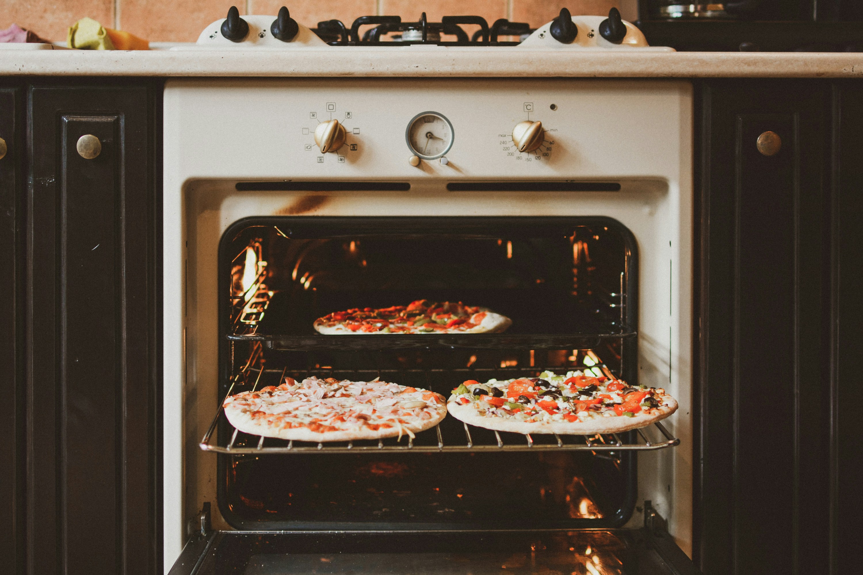 ¿Cómo limpiar el horno con bicarbonato de sodio?