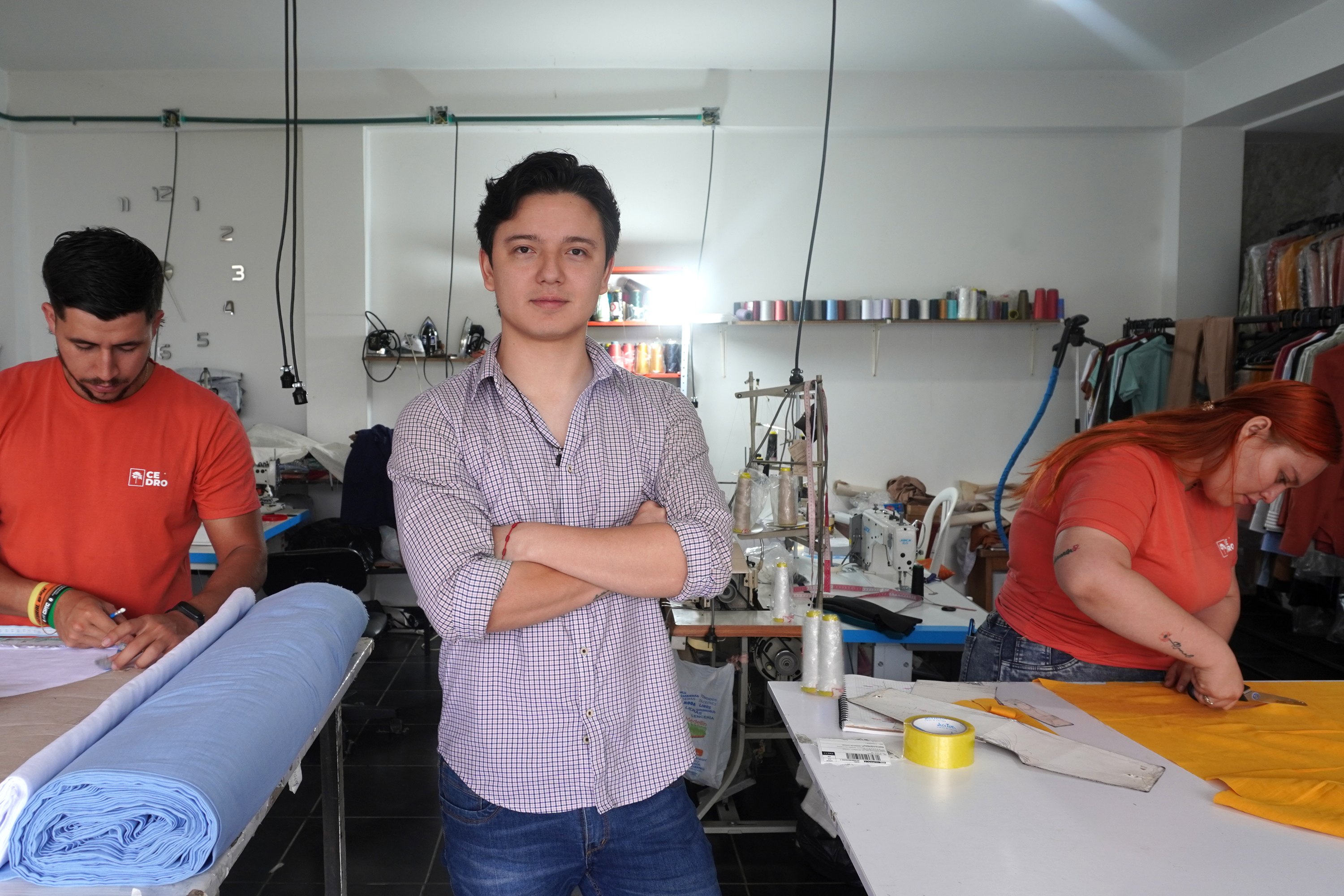 La familia que diseña y fabrica indumentaria masculina inspirada en Colombia