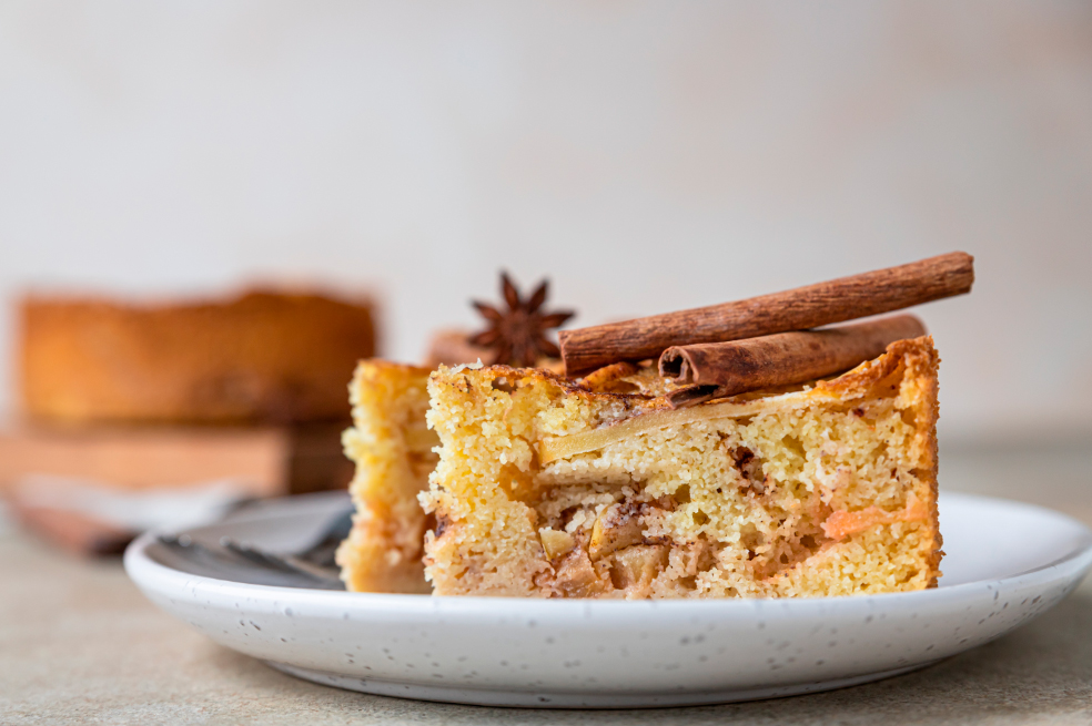 Prepara una torta de manzana con canela y clavo