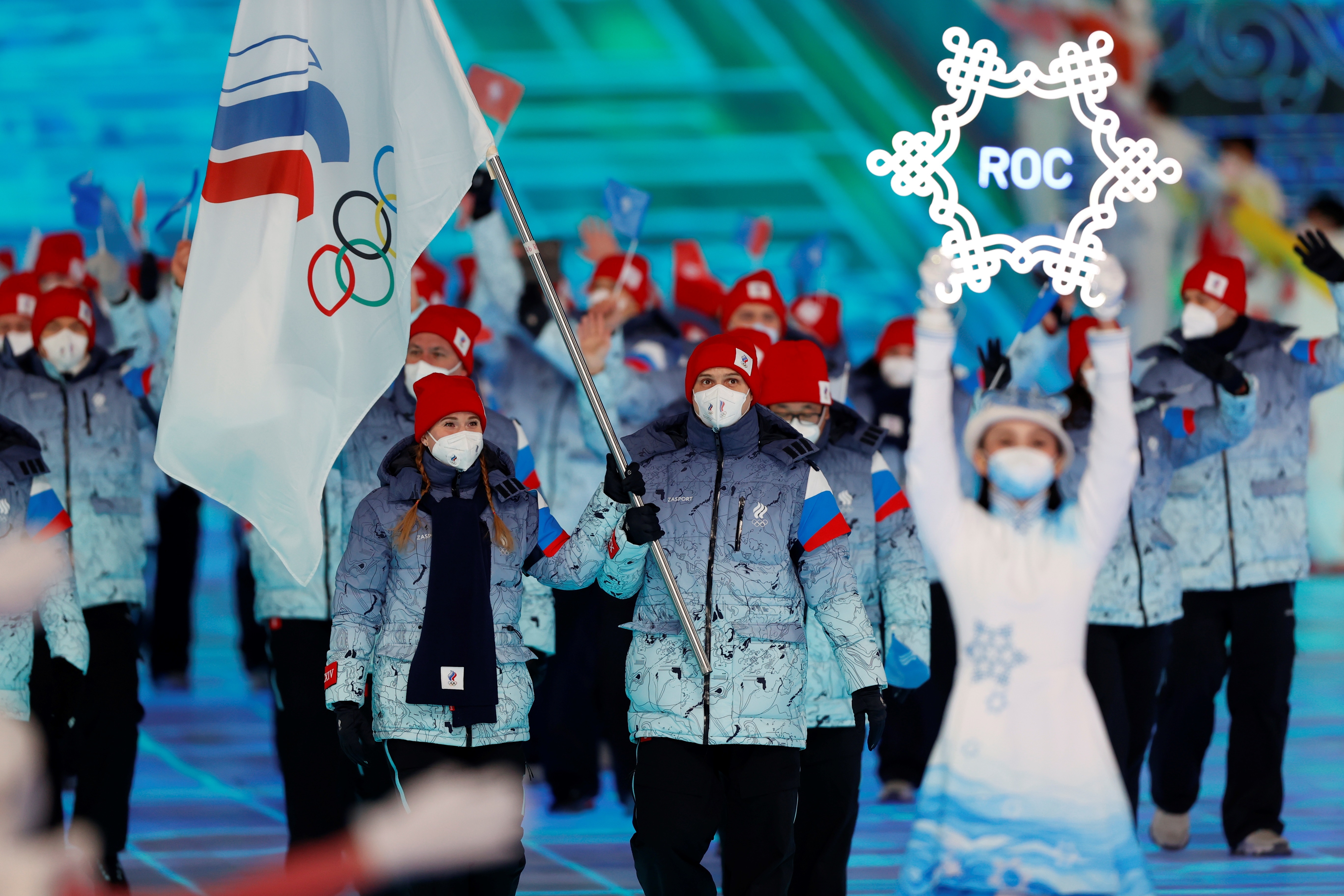 Beijing (China), 04/02/2022.- Flag bearers of the Russian Olympic commettee (ROC) Olga Fatkulina and Female
Vadim Shipachyov march during the Opening Ceremony for the Beijing 2022 Olympic Games at the National Stadium, also known as Bird's Nest, in Beijing China, 04 February 2022. (Abierto, Rusia) EFE/EPA/Alex Plavevski