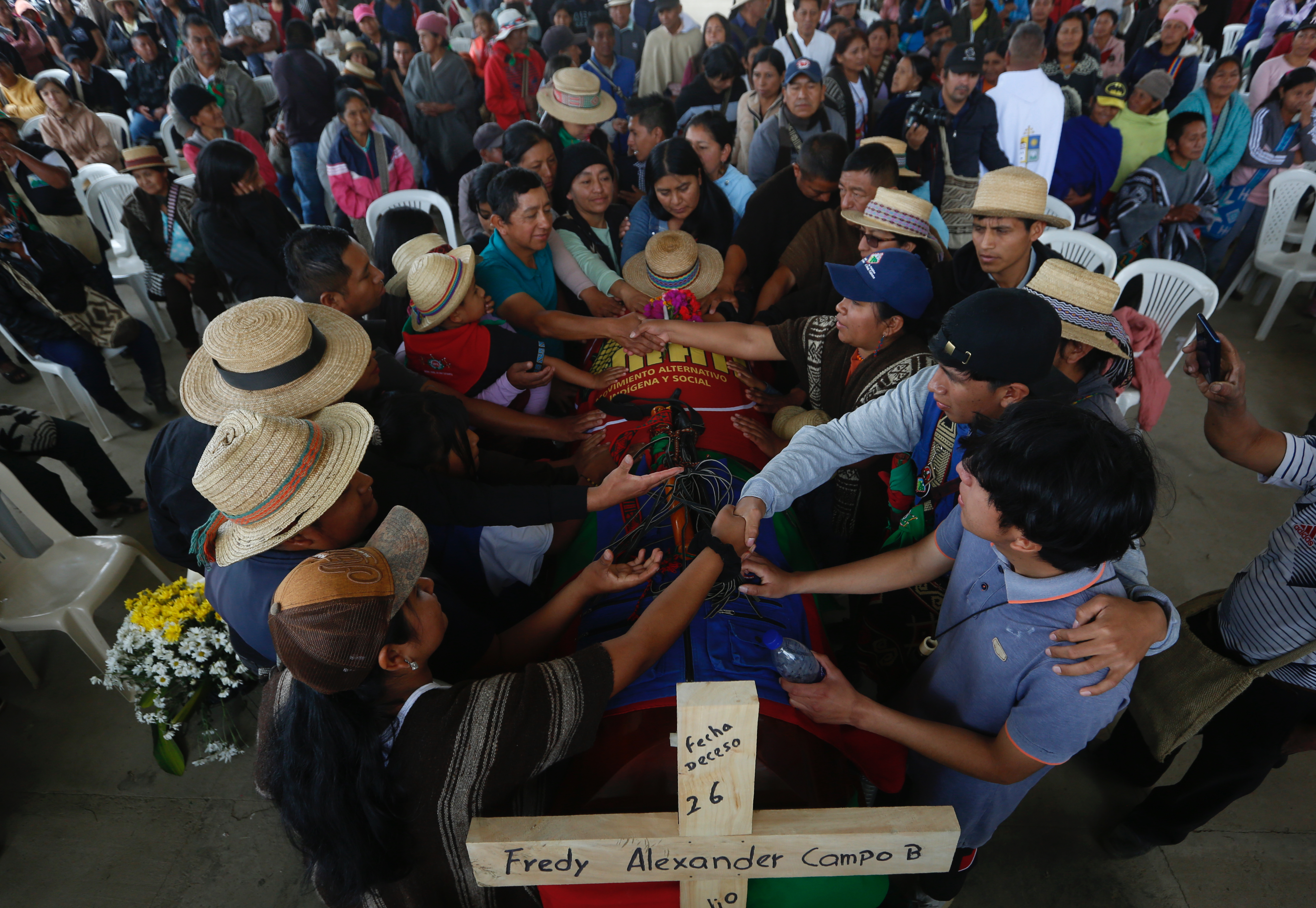 AME6497. CALDONO (COLOMBIA), 29/07/2023.- Familiares, amigos e integrantes de la Guardia Indígena se saludan hoy durante el funeral del líder nasa Fredy Campo Bomba, en la vereda Granadillo del municipio de Caldono, Cauca (Colombia). El crimen contra el líder indígena nasa ocurrió el 26 de julio en la finca Nuevo México del territorio nasa Kiwe Thek Ksxa'w, del municipio de Santander de Quilichao. EFE/ Ernesto Guzmán