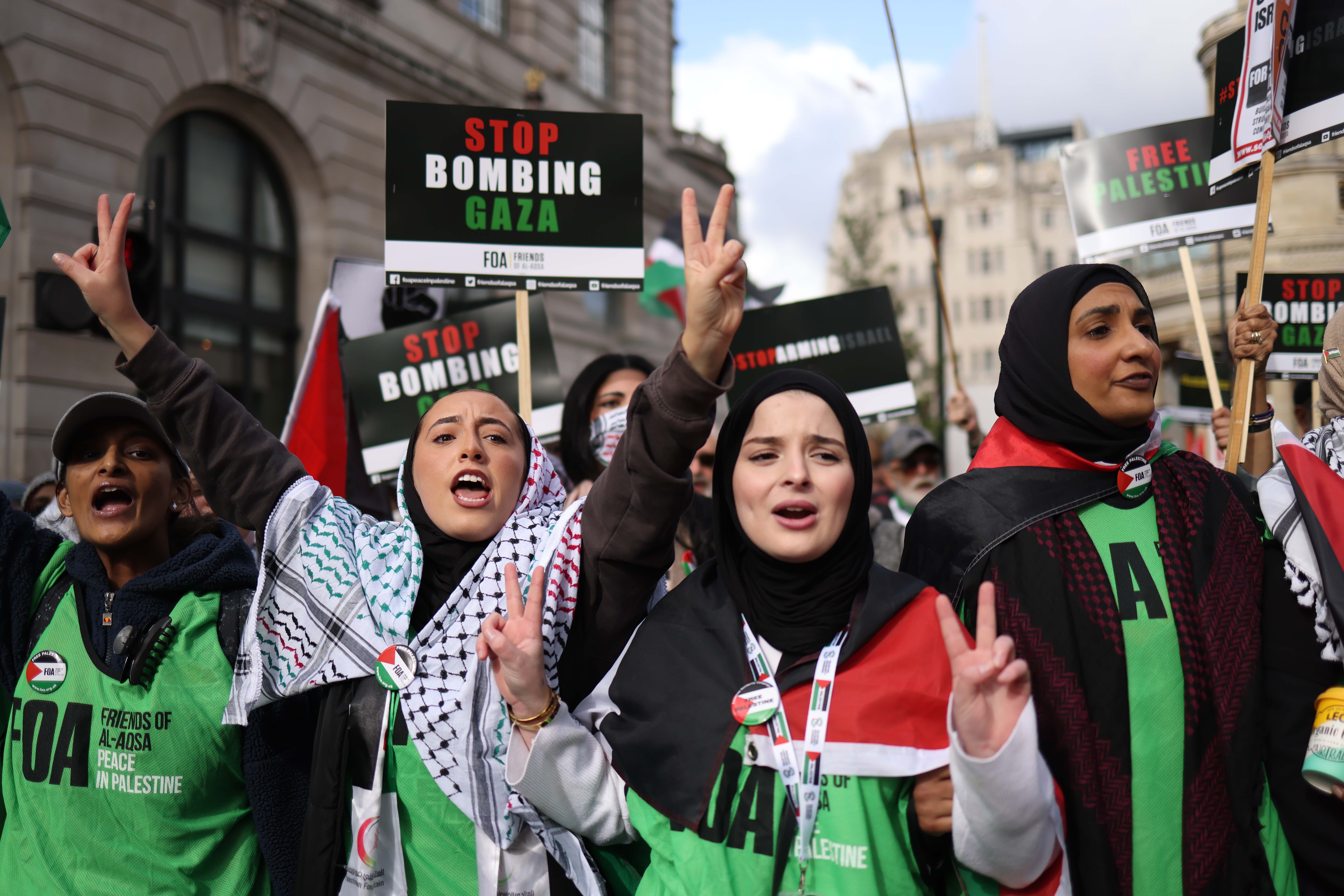 London (United Kingdom), 14/10/2023.- Pro-Palestine protesters take part in a march and demonstration in London, Britain, 14 October 2023. Thousands of Israelis and Palestinians have died since the militant group Hamas launched an unprecedented attack on Israel from the Gaza Strip on 07 October 2023, leading to Israeli retaliation strikes on the Palestinian enclave. (Protestas, Reino Unido, Londres) EFE/EPA/NEIL HALL