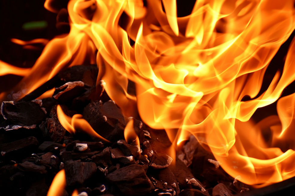 Policía rescata del fuego a mujer acusada de brujería en Papúa Nueva Guinea