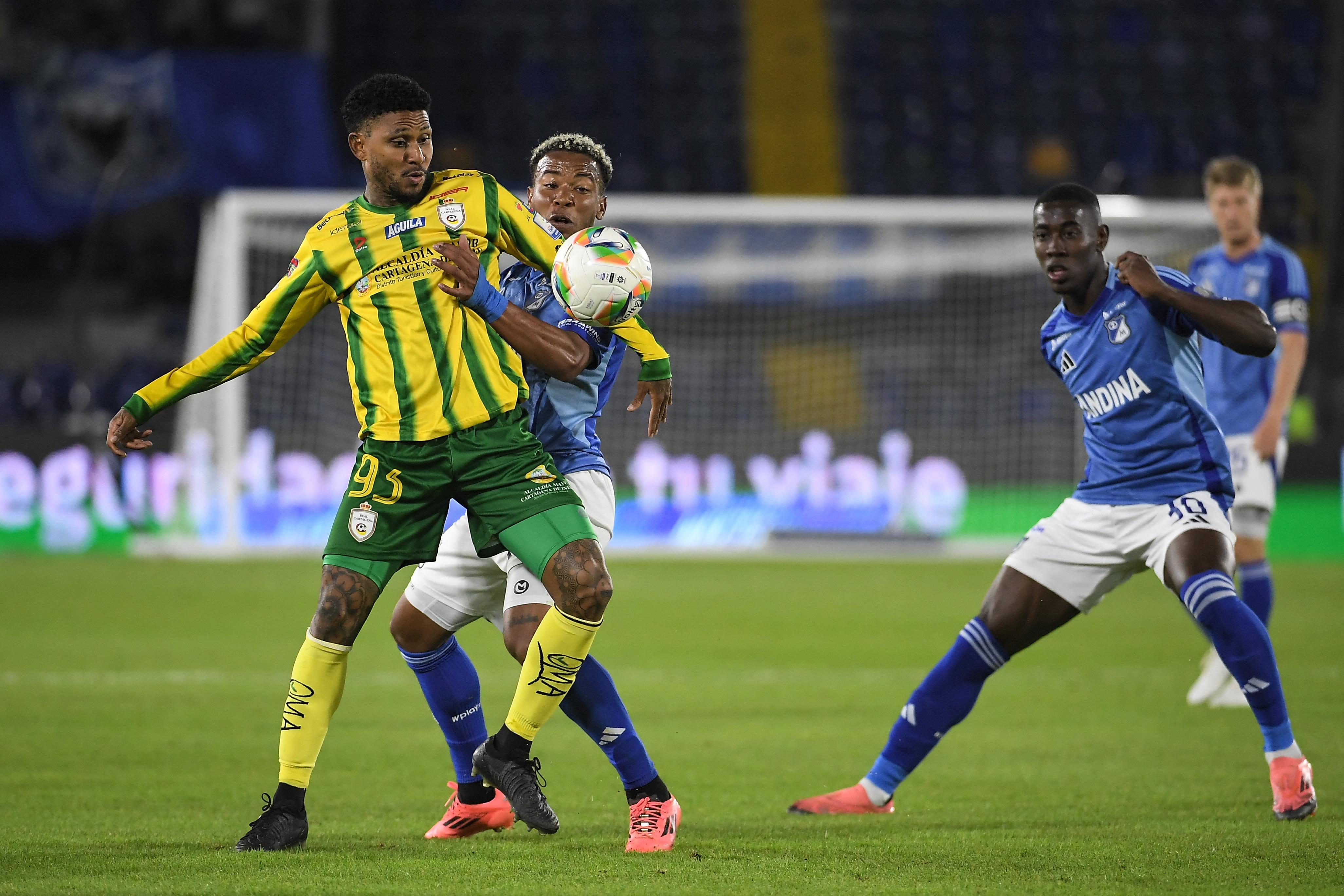 Millonarios tuvo entre sus titulares a seis jugadores formados en su cantera, entre ellos Sebastián Viveros del Castillo (der.).