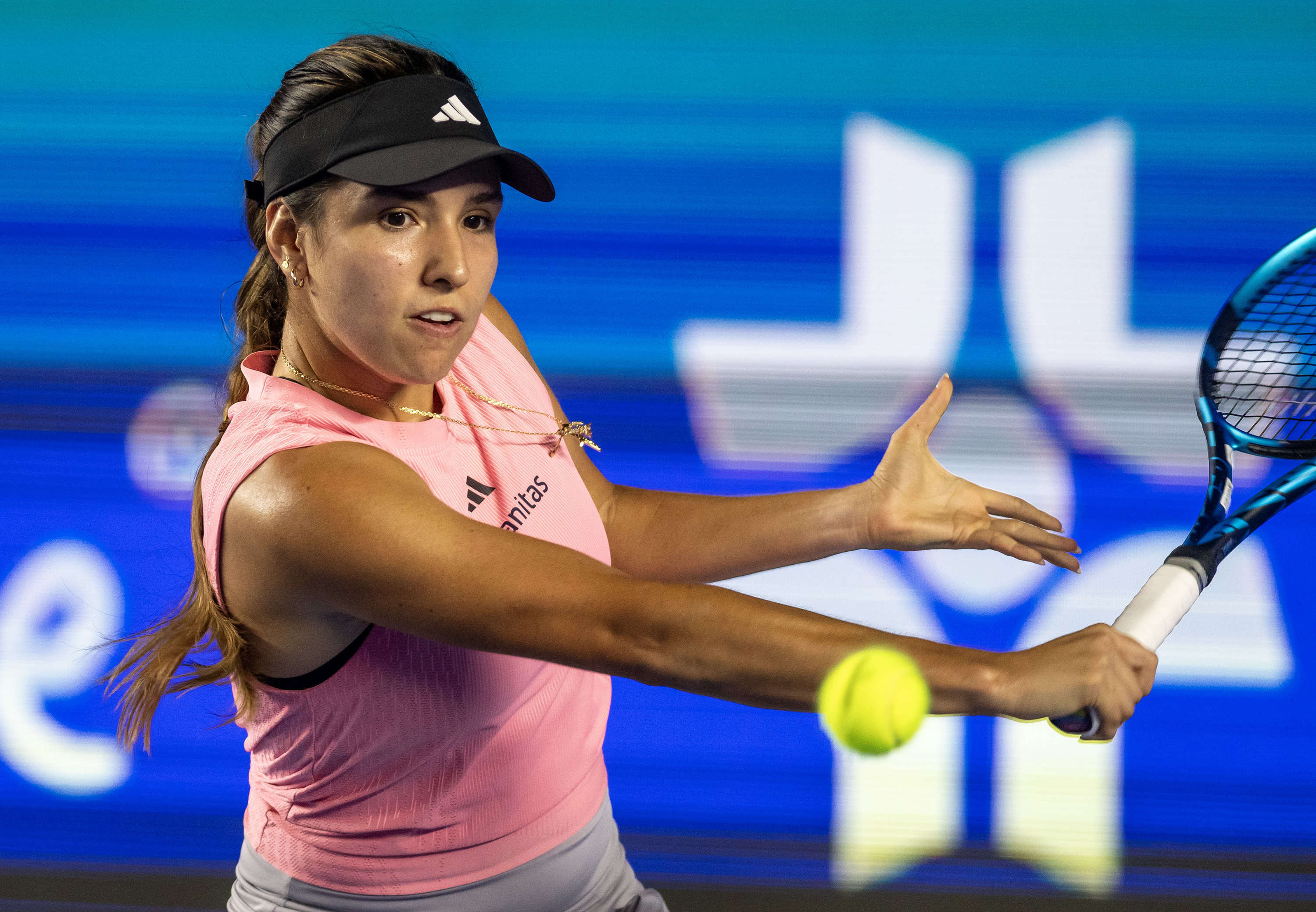 MONTERREY (MÉXICO) 19/08/2024.- La tenista colombiana Camila Osorio golpea la bola ante la australiana Ajla Tomljanovic, este lunes durante un partido de la jornada 1 del Abierto de Tenis de Monterrey, en Monterrey (México). EFE/ Miguel Sierra