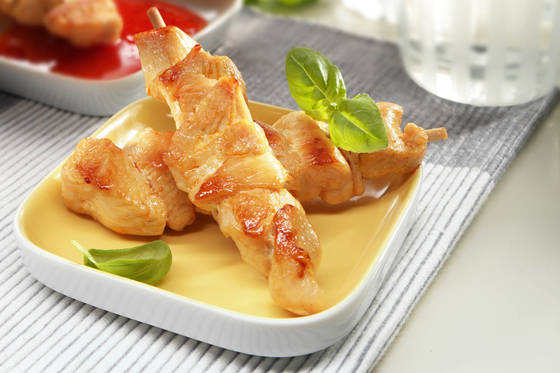 Pincho de pollo entre plátano maduro con salsa de tomate