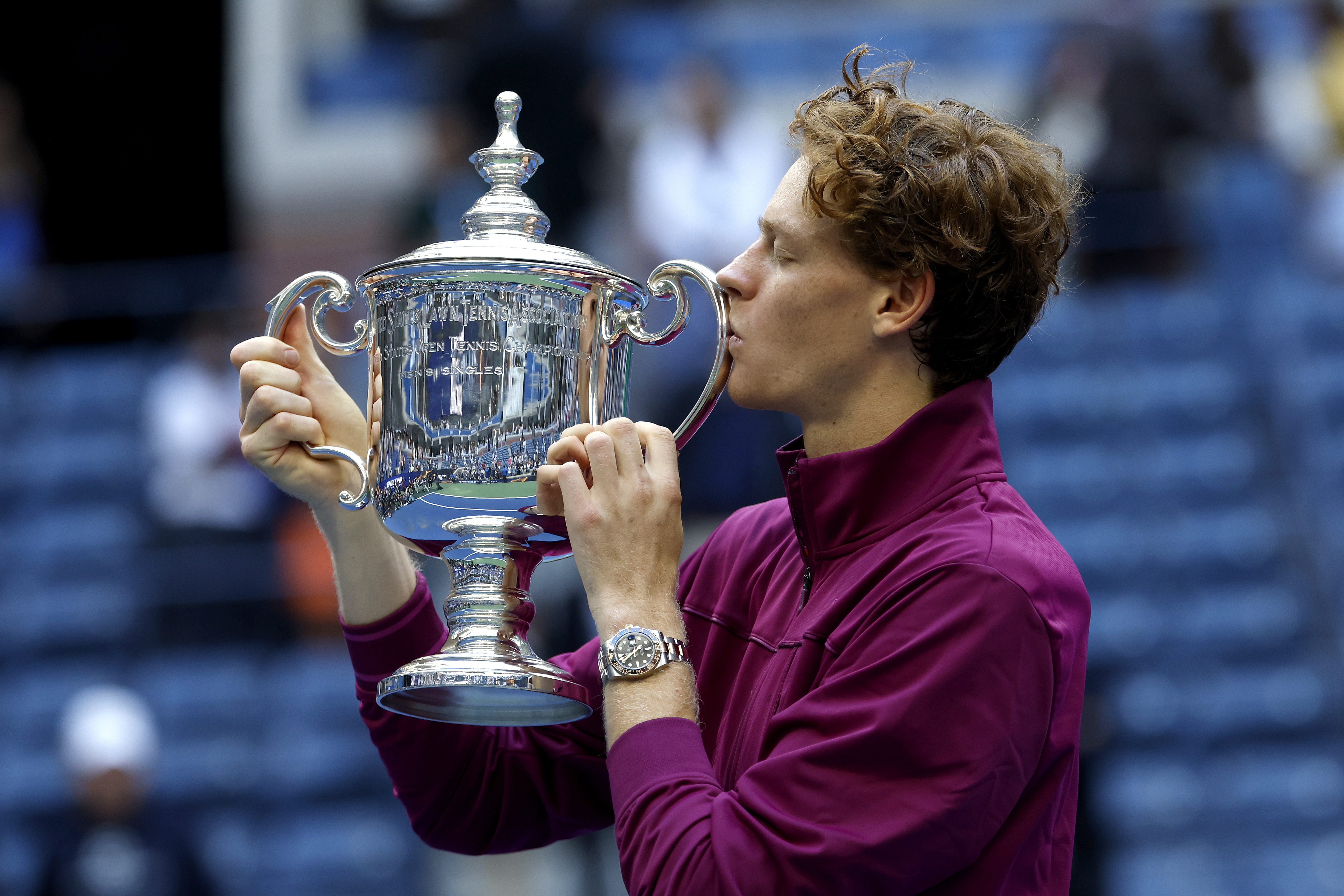 Flushing Meadows (United States), 08/09/2024.- Jannik Sinner of Italy kisses the US Open Championship Trophy after his victory against Taylor Fritz of the United States during their men's final match of the US Open Tennis Championships at the USTA Billie Jean King National Tennis Center in Flushing Meadows, New York, USA, 08 September 2024. (Tenis, Italia, Estados Unidos, Nueva York) EFE/EPA/JOHN G. MABANGLO