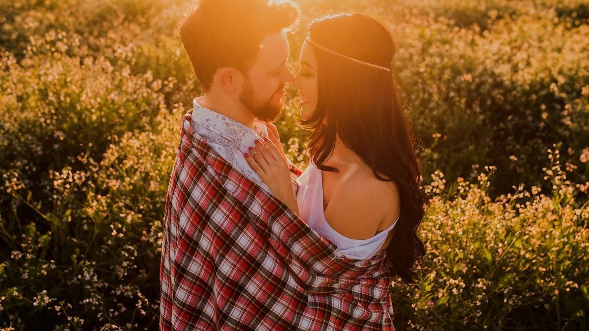 Porque al final del día, el amor que perdura no es el que se resigna al paso del tiempo, sino el que se reinventa con él. Y en esa reinvención, la pasión no solo puede sobrevivir: puede florecer con más fuerza que nunca.