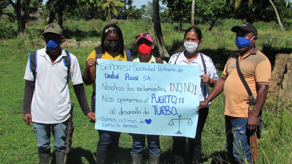 Cuatro de los familiares víctimas de despojo de tierras, desplazamiento forzado y asesinato de la vereda Casanova, Turbo, en el Urabá antioqueño.