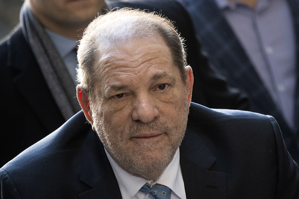 En los documentos encontrados, se muestra como Weinstein pidió ayuda a hombres poderosos y políticos como el exalcalde de Nueva York, Mike Bloomberg, cuando llovieron las acusaciones de abusos en su contra, y de esta forma evitar que la productora que él mismo había fundado, lo despidiera.