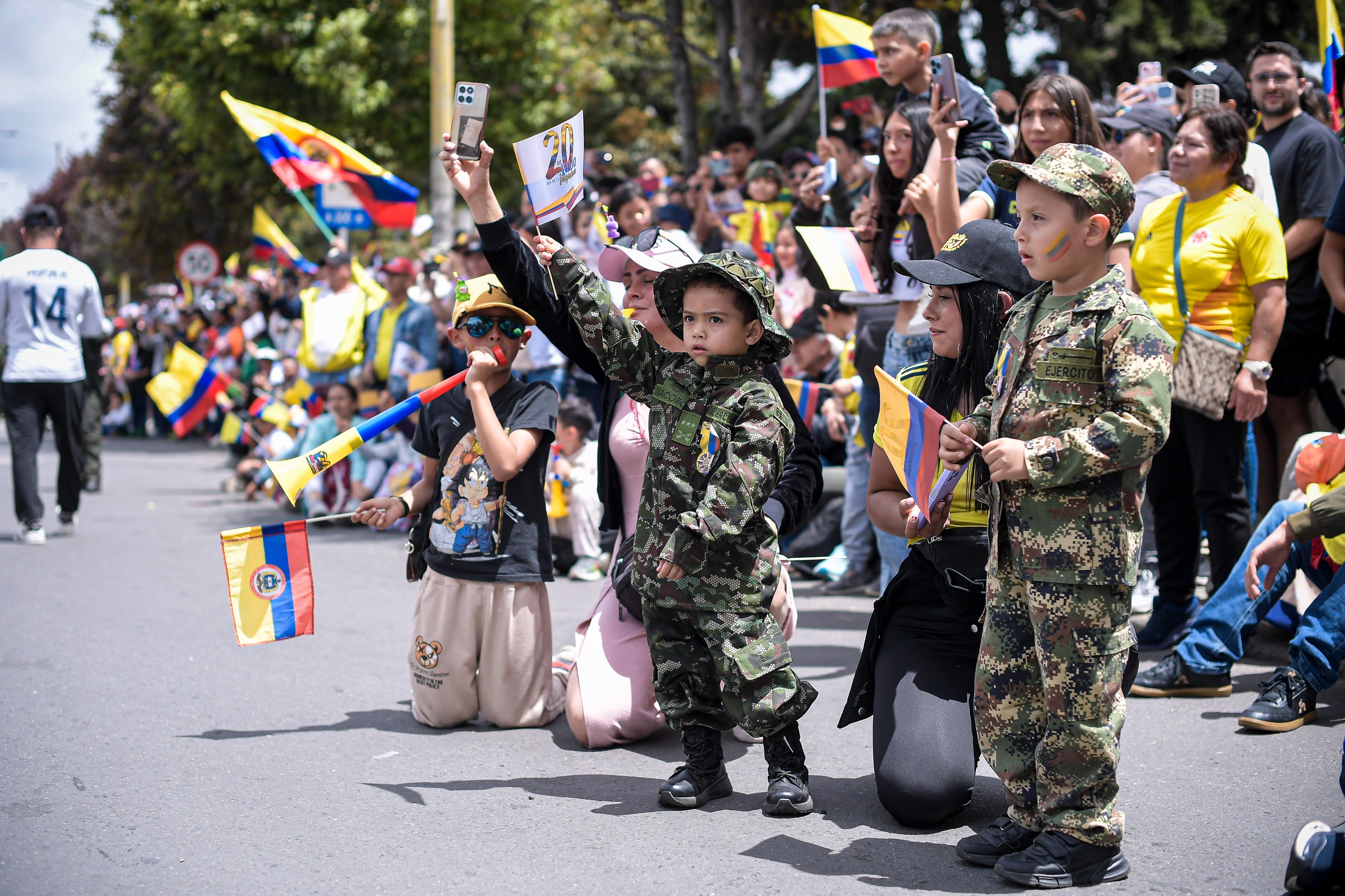 “La defensa de la libertad como fundamento de nuestro sistema democrático y el respeto por las diferencias. Hoy, además, quiero rendir un homenaje a quienes han caído por defender a Colombia, por construir ese país que nos une. A militares, policías, jueces, líderes sociales. Honrarlos es seguir construyendo una nación unida, un país donde nadie imponga su visión e ideas sobre los demás, y nadie que piense distinto, en el marco de la ley y las instituciones, sea visto como un enemigo”, declaró el alcalde Carlos Fernando Galán.