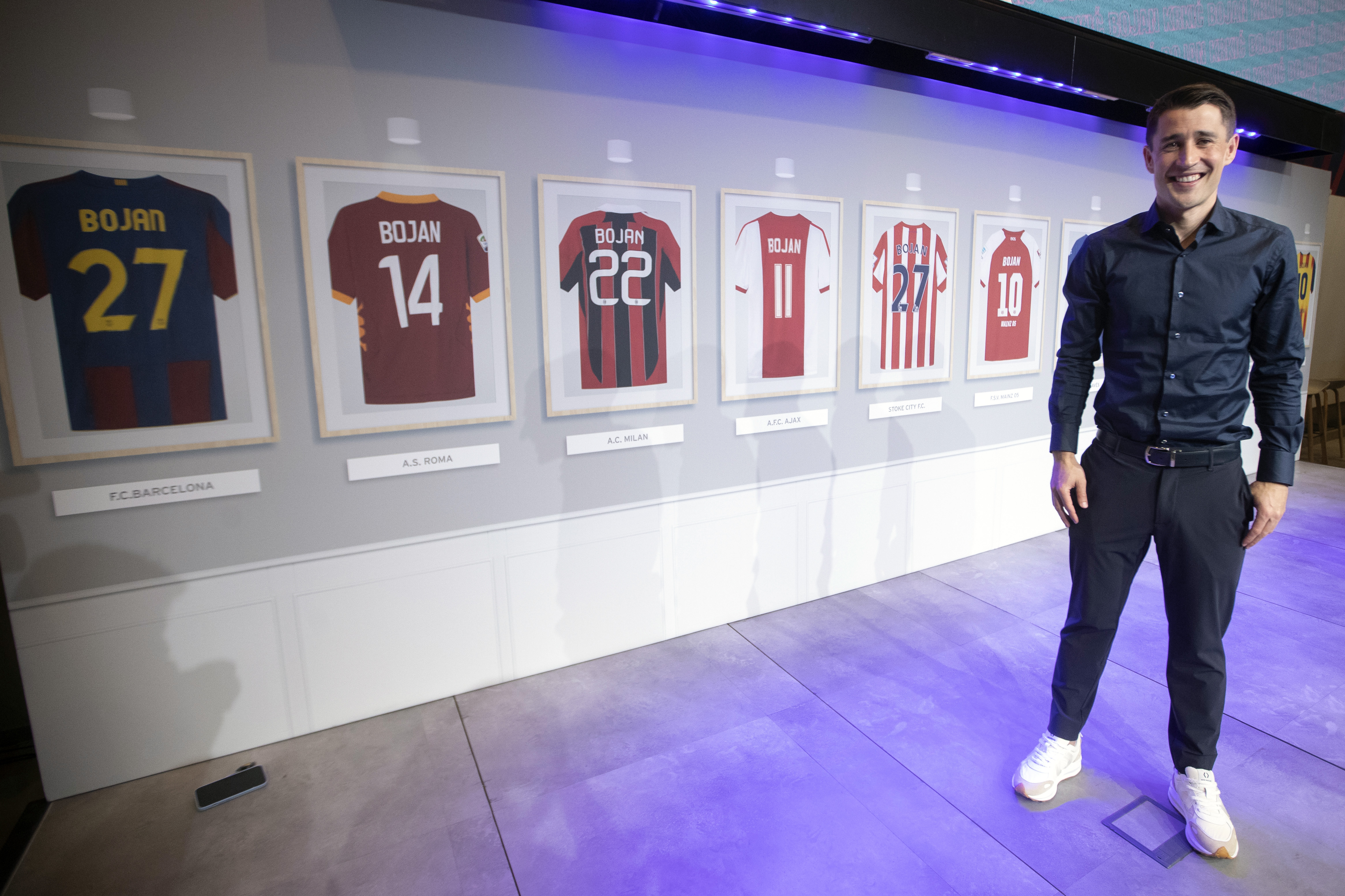 GRAFCAT7929. BARCELONA, 23/03/2023.- El delantero Bojan Krkic, de 32 años, durante el acto celebrado este jueves en el Camp Nou en que ha anunciado su retirada del fútbol profesional después de dieciséis en el primer nivel, un periodo en el que asegura "haber aprendido a superar los miedos que nos creamos". EFE/Marta Pérez
