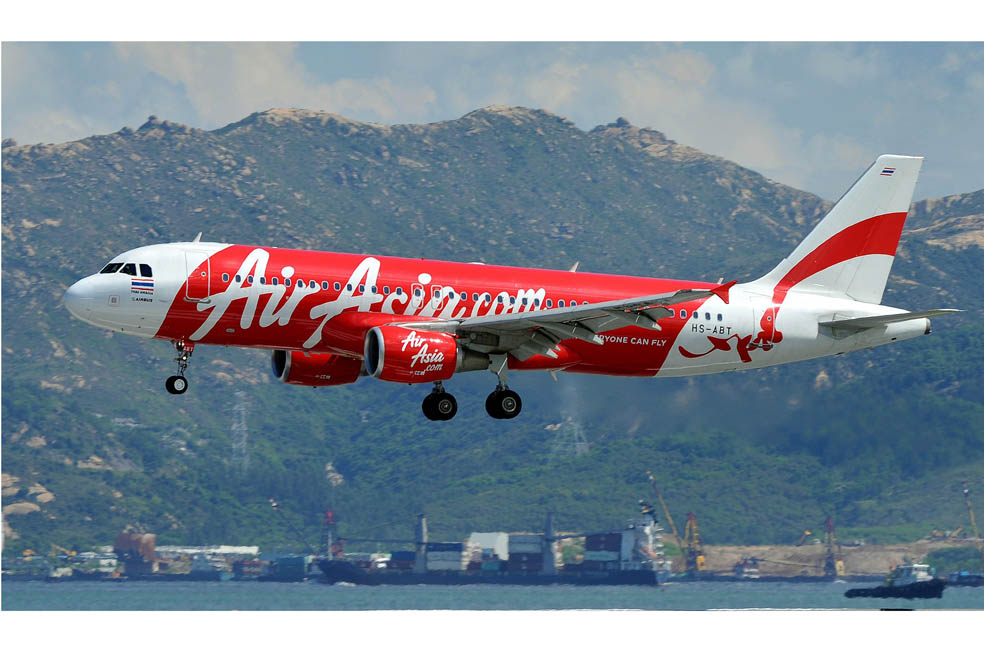 Un Airbus de Air Asia aterrizando en el aeropuerto de Hong Kong. La compañía malasia de vuelos de bajo costo cuenta con una joven flota de aviones, con un promedio de 3,5 años. / AFP