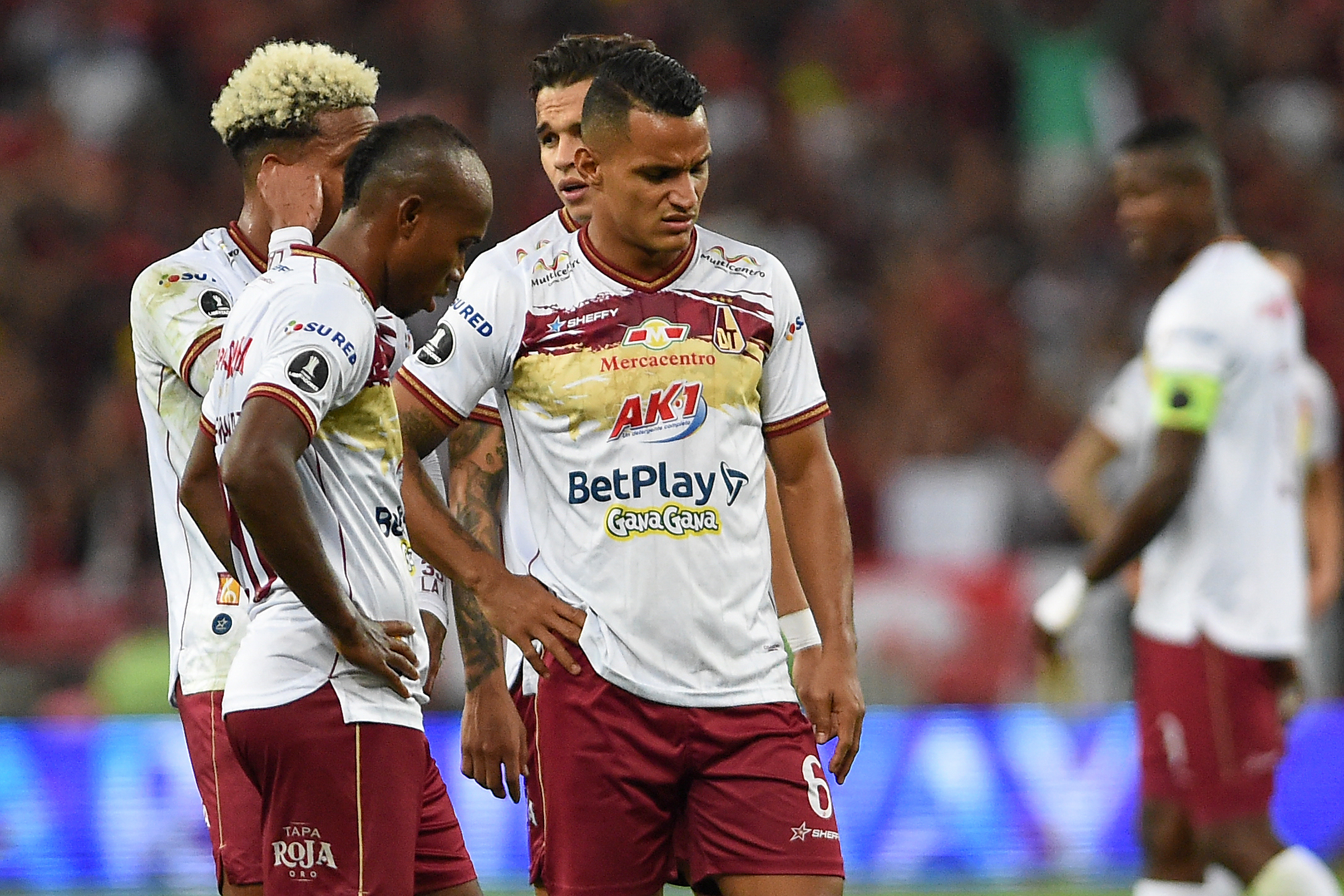 AMDEP2928. RIO DE JANEIRO (BRASIL), 06/07/2022.- Jugadores de Tolima se lamentan después de la derrota por 7-1 ante Flamengo hoy, en un partido de la Copa Libertadores entre Flamengo y Deportes Tolima en el estadio Maracaná, en Río de Janeiro (Brasil). EFE/Alexandre Durão