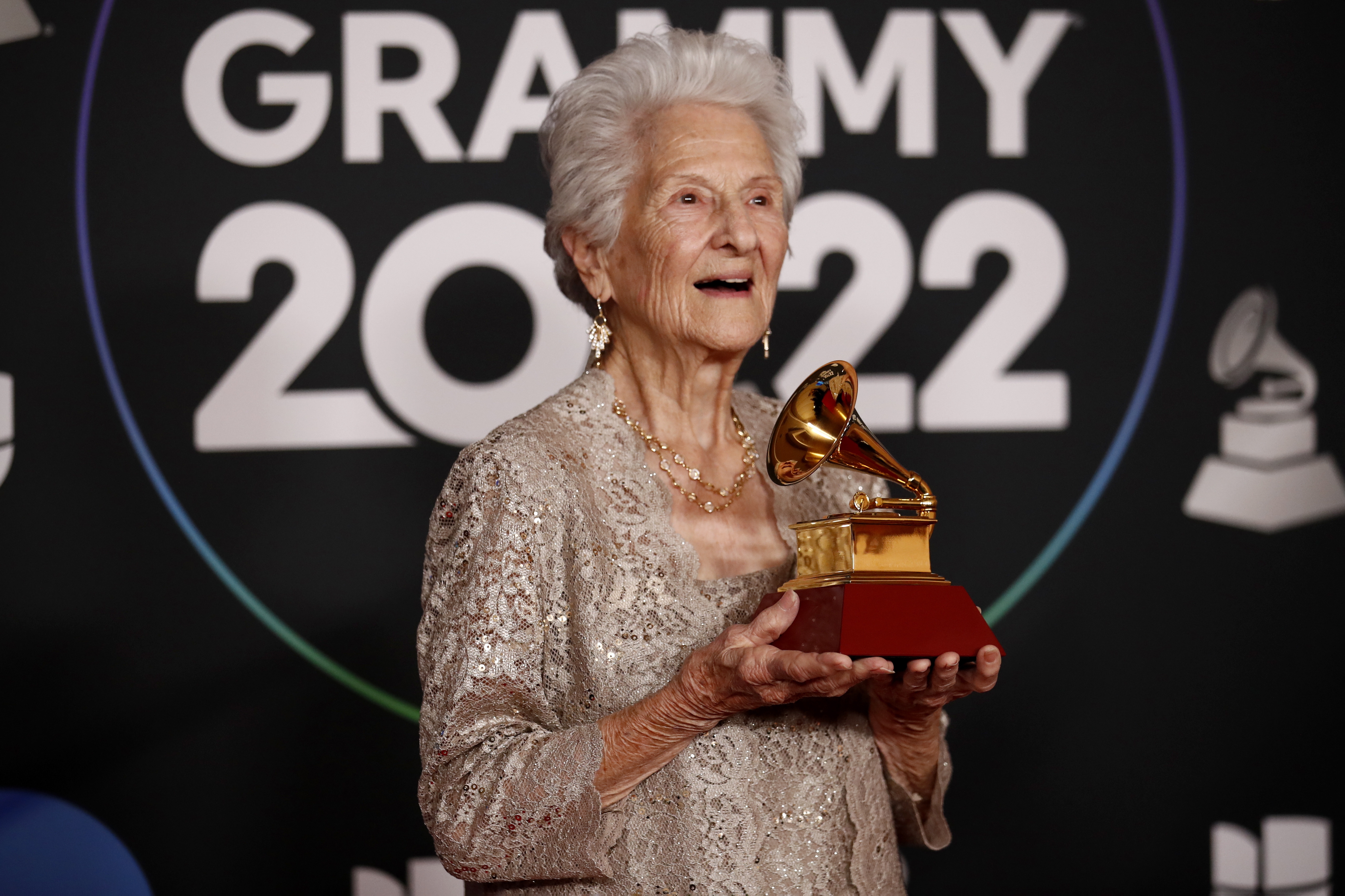 Ángela Álvarez, la mujer que a los 95 años ganó el Grammy a  Mejor Nueva Artista