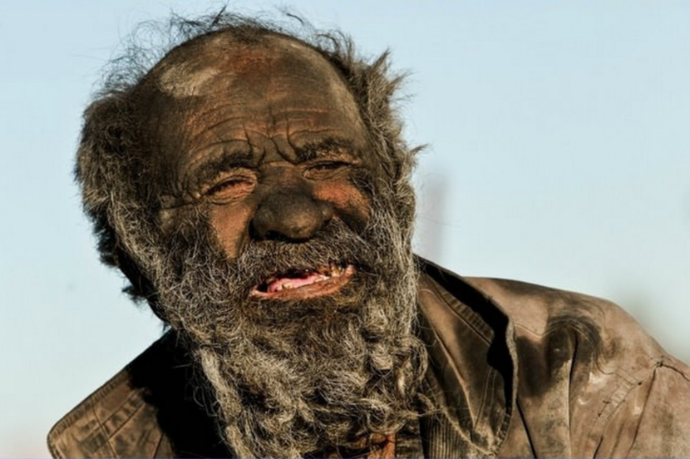 Este hombre no se ha bañado en 60 años