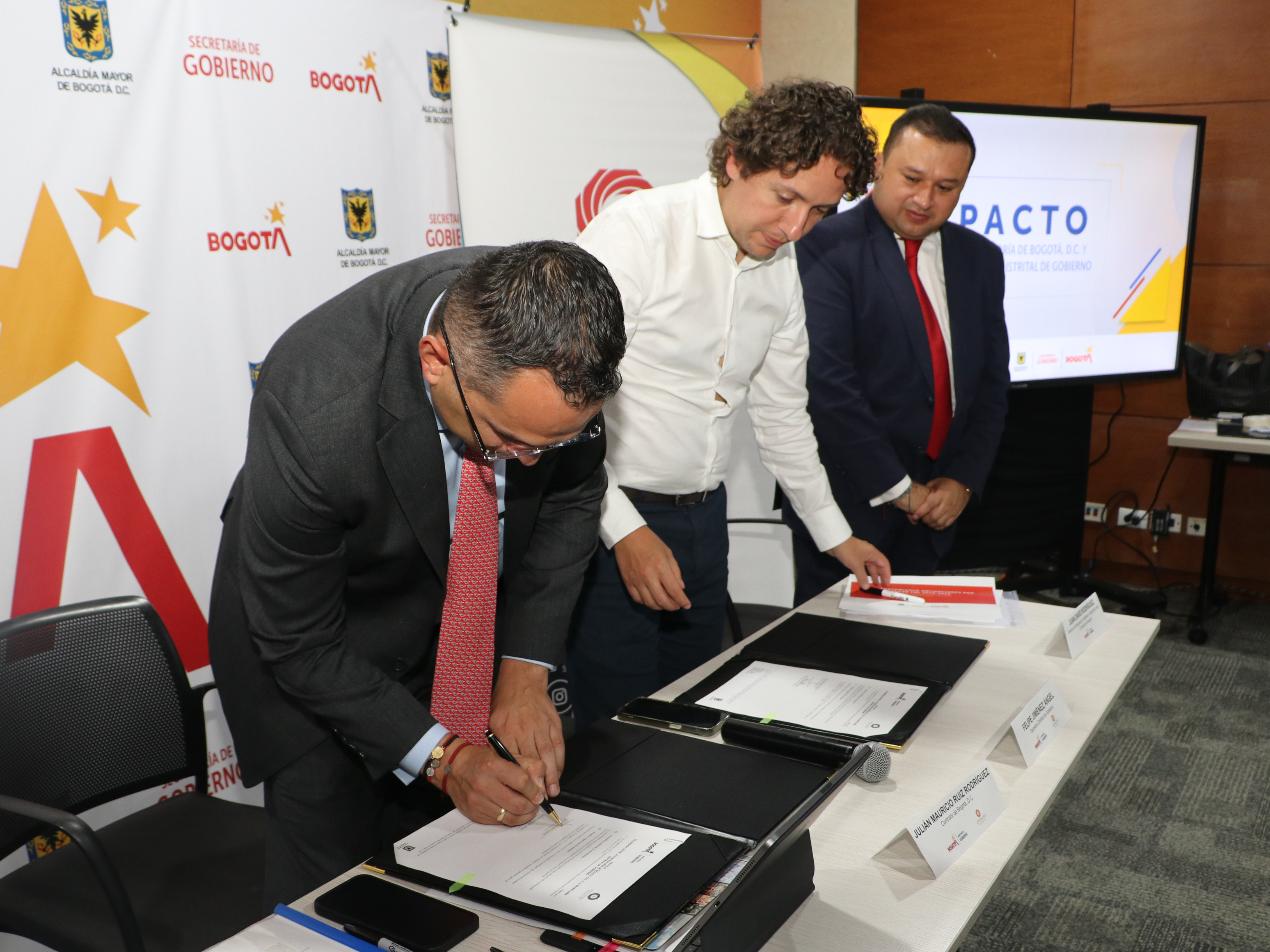 Firman pacto para que alcaldías locales paguen sus obligaciones en mora