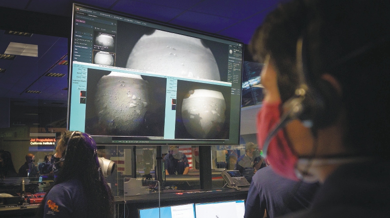 Momento en que Perseverance envía su primera foto a investigadores de la NASA.