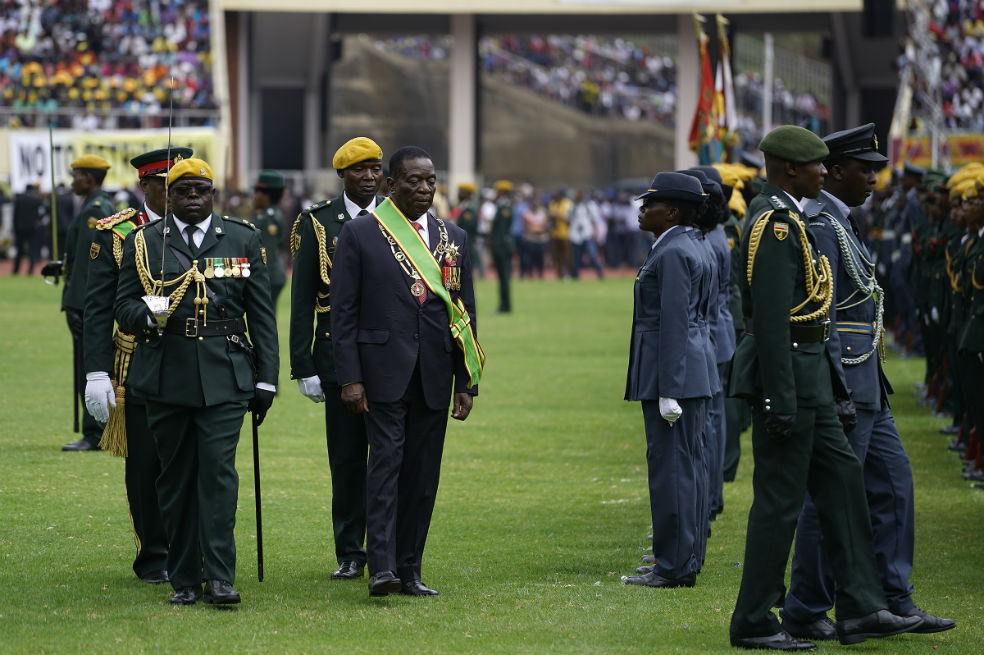 Emmerson Mnangagwa jura como presidente provisional de Zimbabue