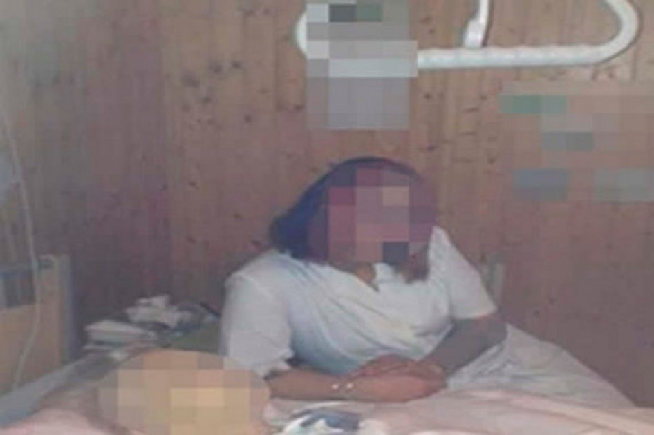 Mujer disfrazada de enfermera posa en Facebook al lado de un cadáver