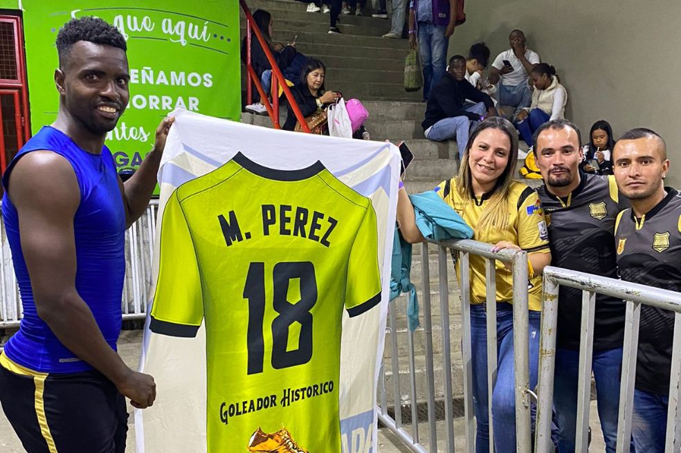 El delantero y referente de Águilas, Marco Pérez, junto con un reconocimiento que le hizo la barra Imperio Dorado.