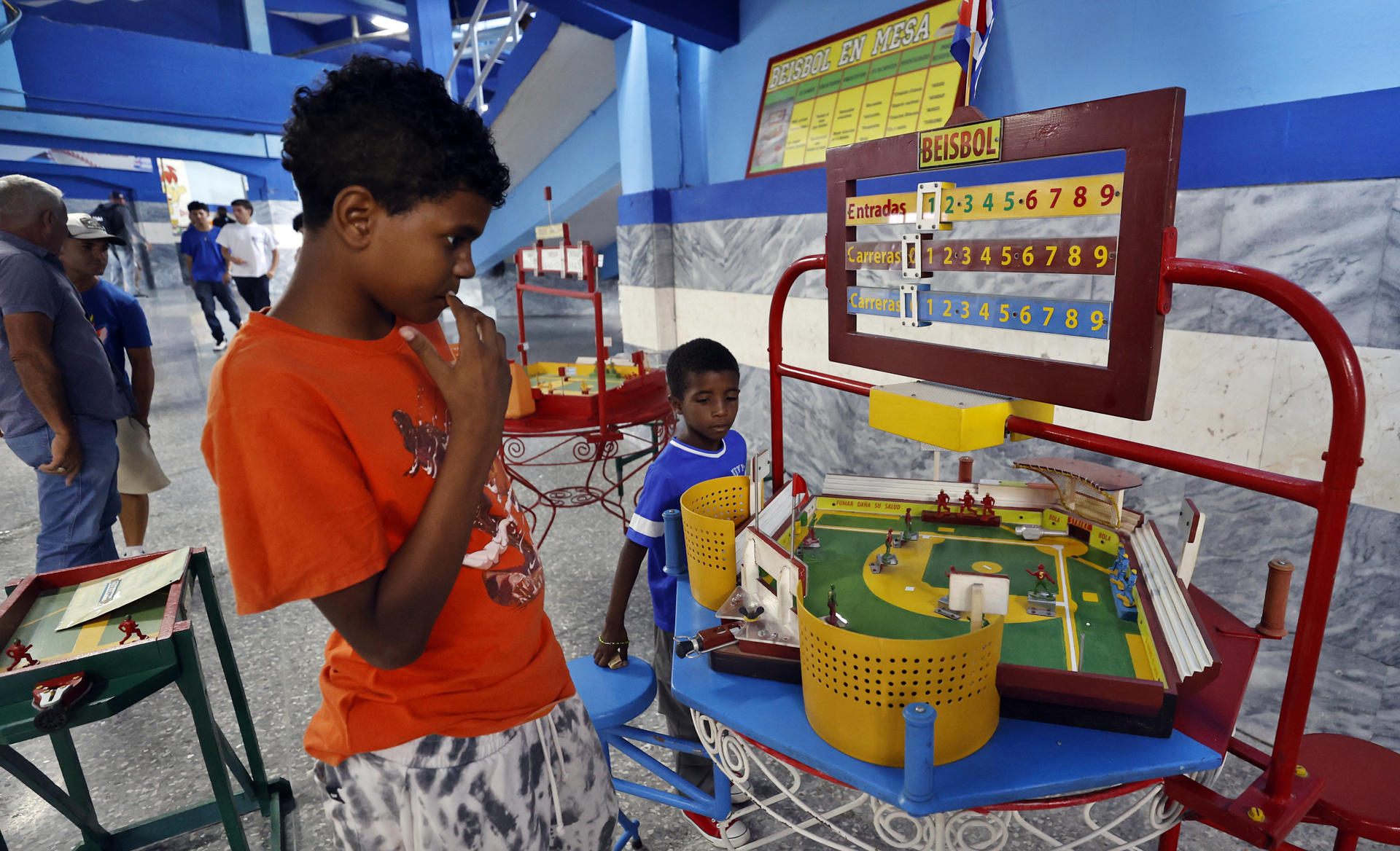 Llevamos millones de años intentando convertirnos en niños (Sobrepensadores)