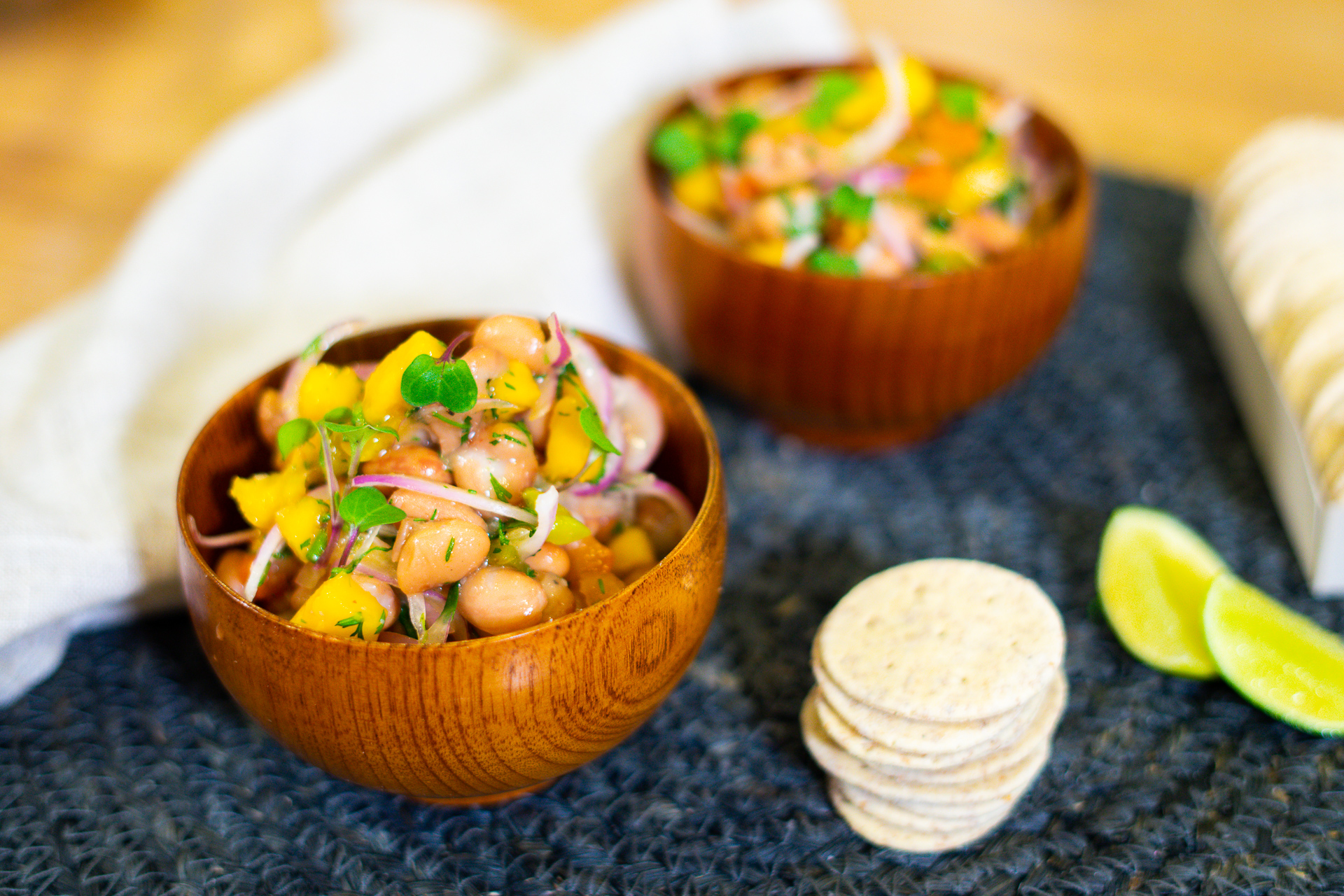 Ceviche de fríjoles cargamanto blanco y mango para navidad