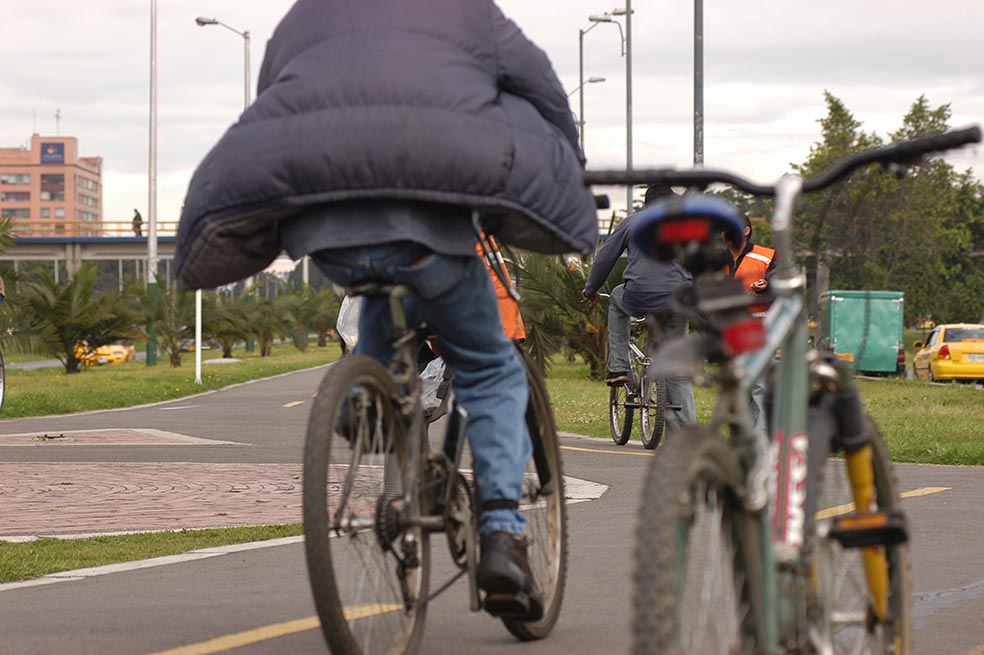 Ciclistas a la guerra en la carrera Séptima