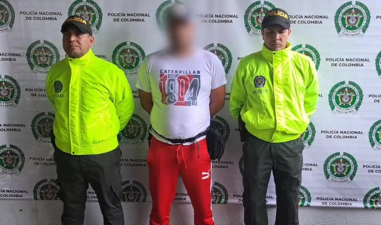El hombre fue capturado en el aeropuerto de Rionegro, Antioquia, en donde pasaba vacaciones con su familia./ Cortesía Policía.