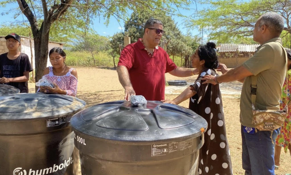 Samuel Santander Lopesierra repartiendo tanques