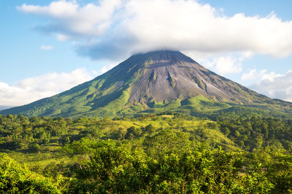 El Parque Nacional Volcán Arenal es uno de los lugares más espectaculares de Alajuela, en Costa Rica.