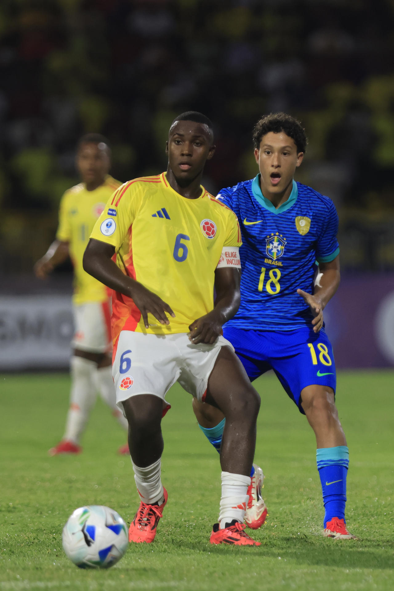 AME8789. CARTAGENA (COLOMBIA), 12/04/2025.- Cristian Orozco (i) de Colombia disputa el balón con Felipe de Morais de Brasil este sábado, en un partido de la final del Sudamericano Sub-17 entre Colombia y Brasil, en el estadio Jaime Morón, en Cartagena (Colombia). EFE/ Ricardo Maldonado Rozo
