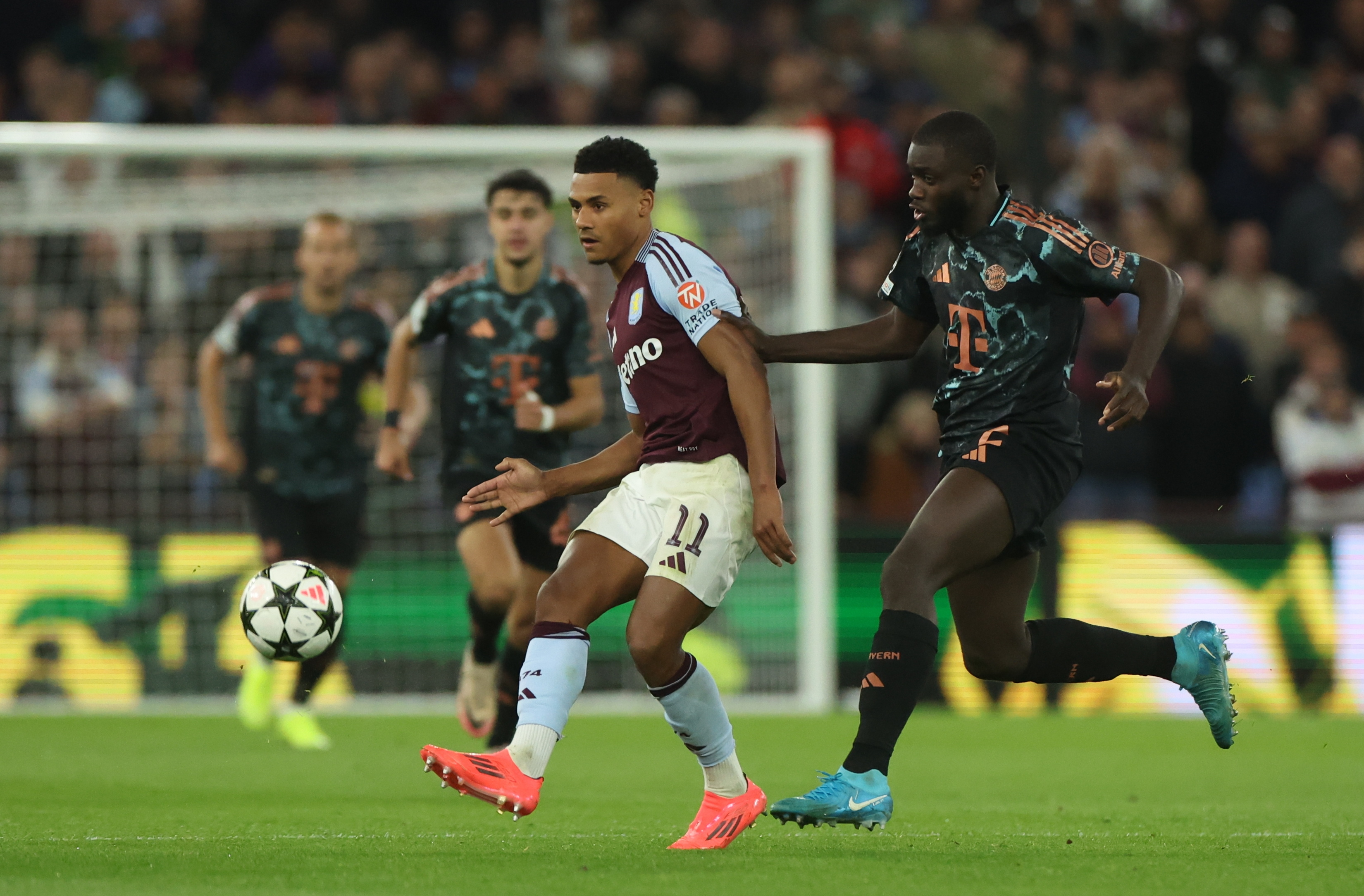Birmingham (United Kingdom), 02/10/2024.- Ollie Watkins of Aston Villa (C) in action against Dayot Upamecano of Bayern (R) during the UEFA Champions League soccer match between Aston Villa and Bayern Munich in Birmingham, Britain, 02 October 2024. (Liga de Campeones, Reino Unido) EFE/EPA/NEIL HALL