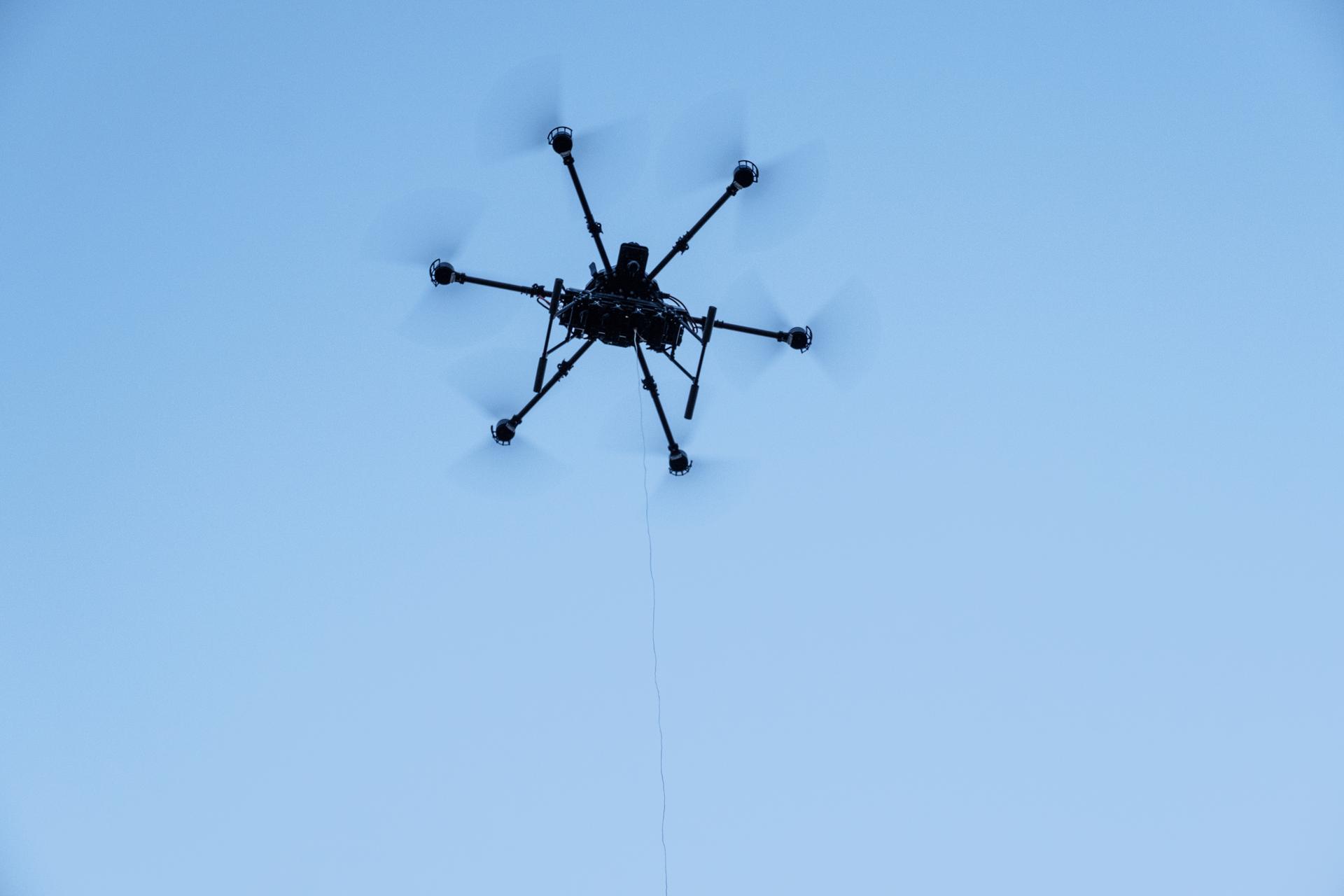 Estudiantes ucranianos aprenden a pilotear drones