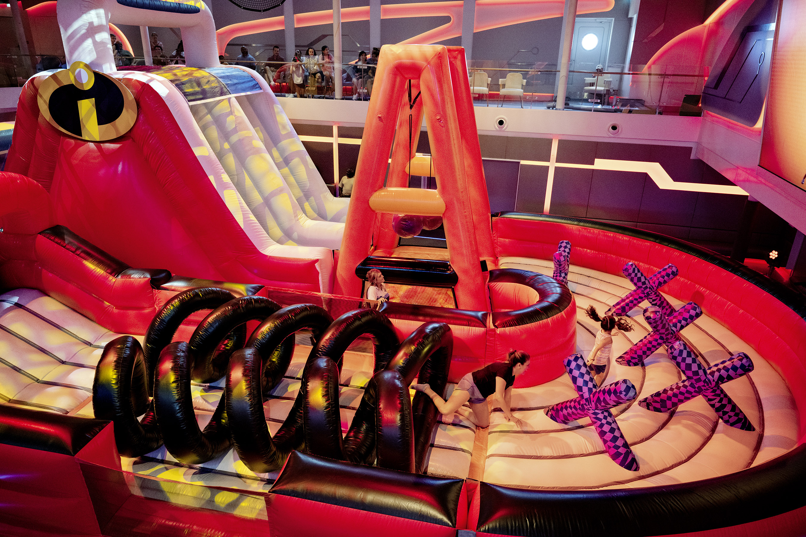 Hero Zone es un innovador espacio de recreación para toda la familia que incluye desafíos físicos llenos de acción y divertidas competencias. También cuenta con pista de deportes, área de juegos, parque infantil, cine, entre otros.