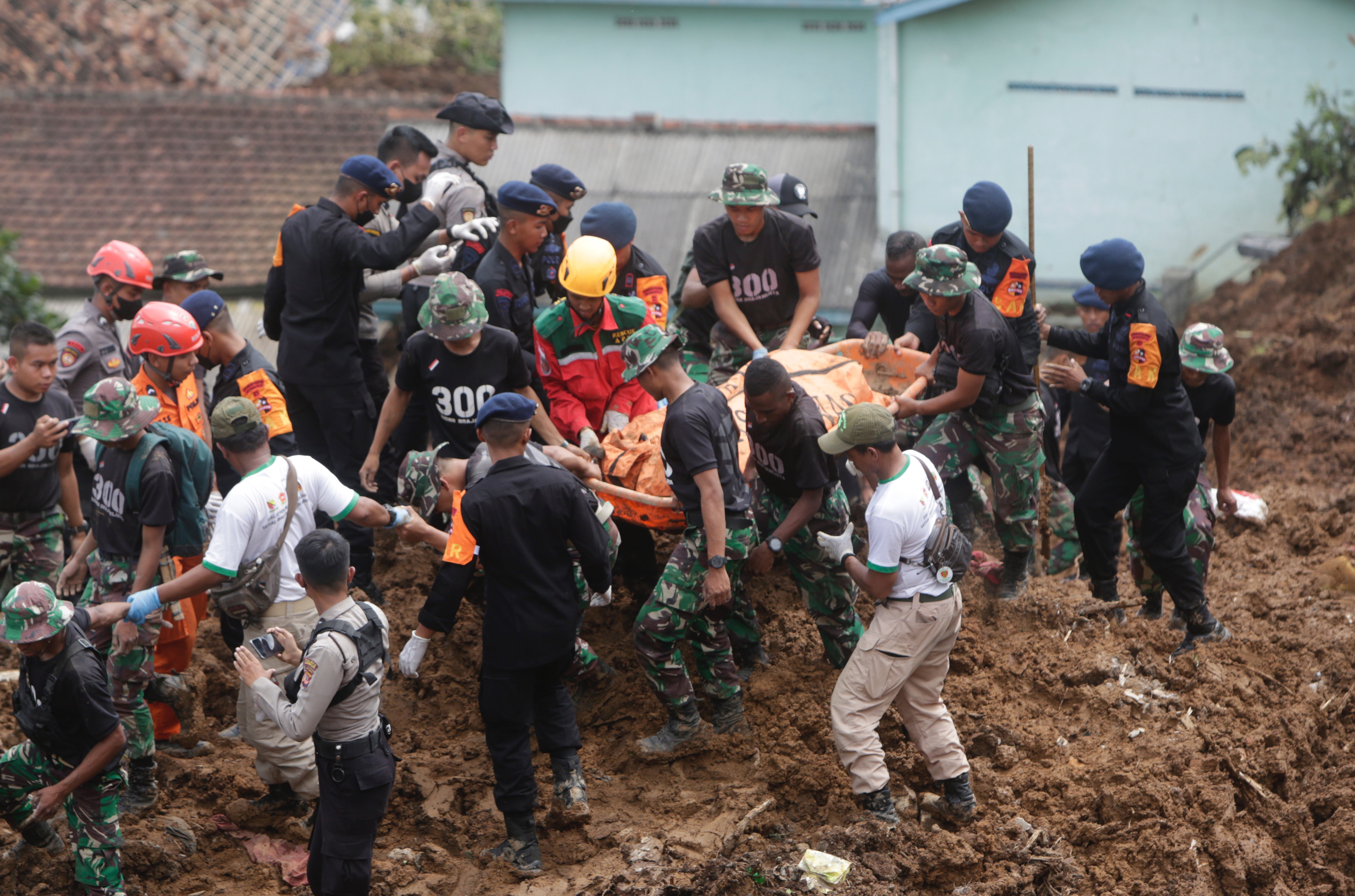 Cianjur (Indonesia), 22/11/2022.- Indonesian military and rescue personnel evacuate the body of a victim from a landslide caused by a 5.6 magnitude earthquake, in Cianjur, Indonesia, 22 November 2022. The earthquake hit the southwest of the Cianjur District in West Java Province has left at least 103 people dead, according to the Indonesia's National Disaster Management Authority. (Terremoto/sismo) EFE/EPA/ADI WEDA