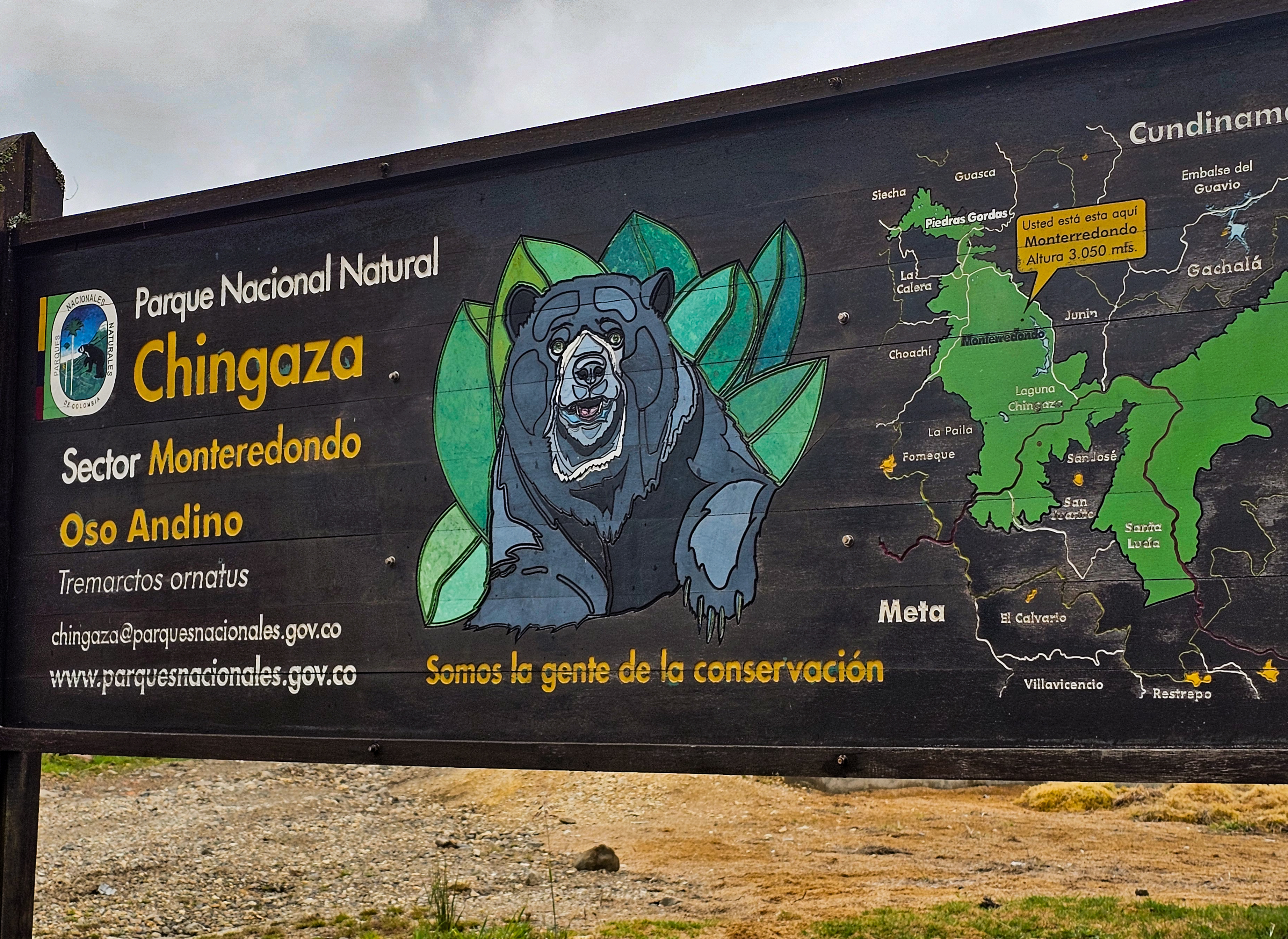El recorrido inicia con una breve inducción sobre qué es Chingaza, su importancia ecológica y las normas que permiten su conservación. Después se presentan las recomendaciones esenciales para la visita, enfocadas en el cuidado del ecosistema y la seguridad de quienes ingresan.