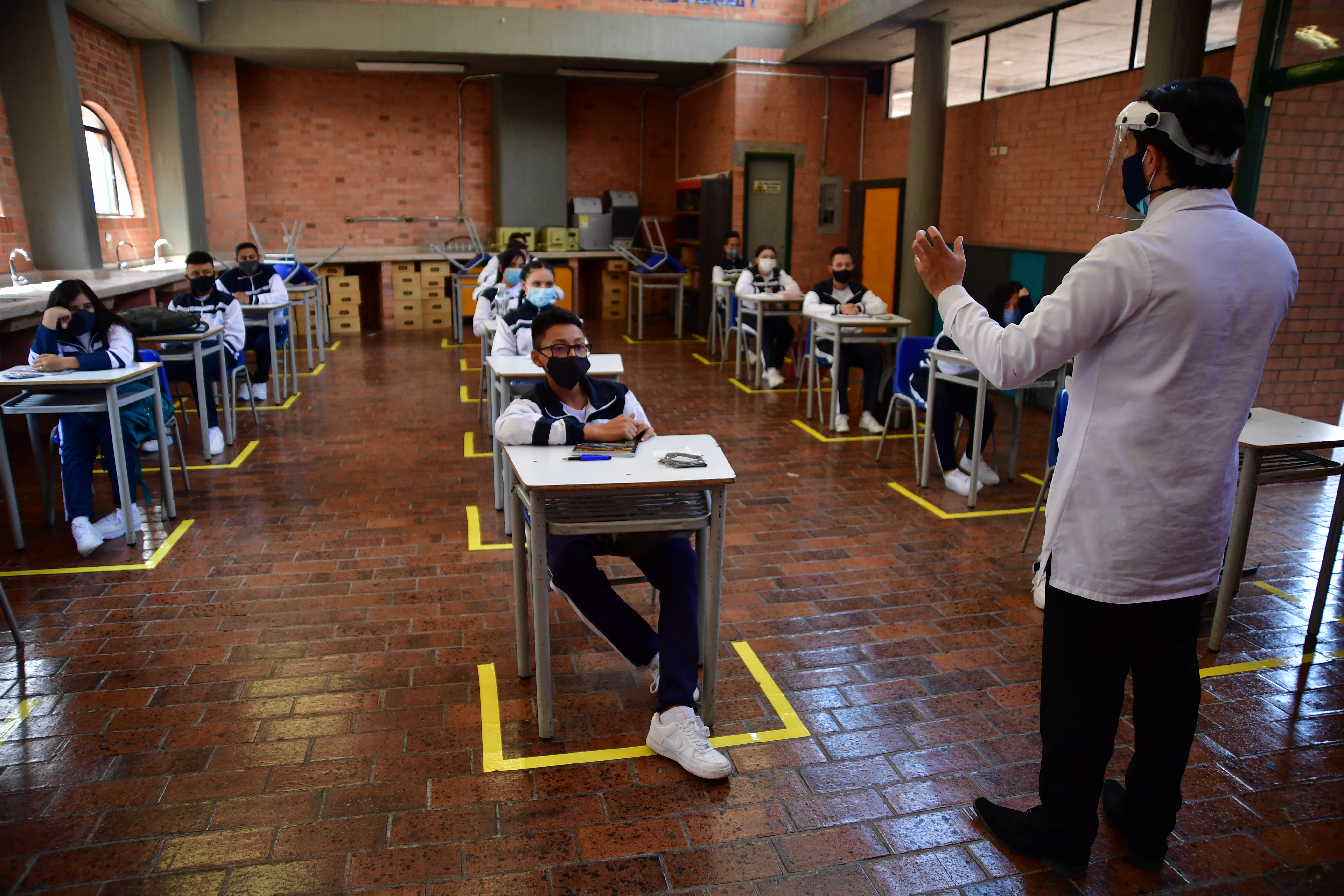 Es suficiente un metro de distancia en los colegios, según nueva guía de los CDC