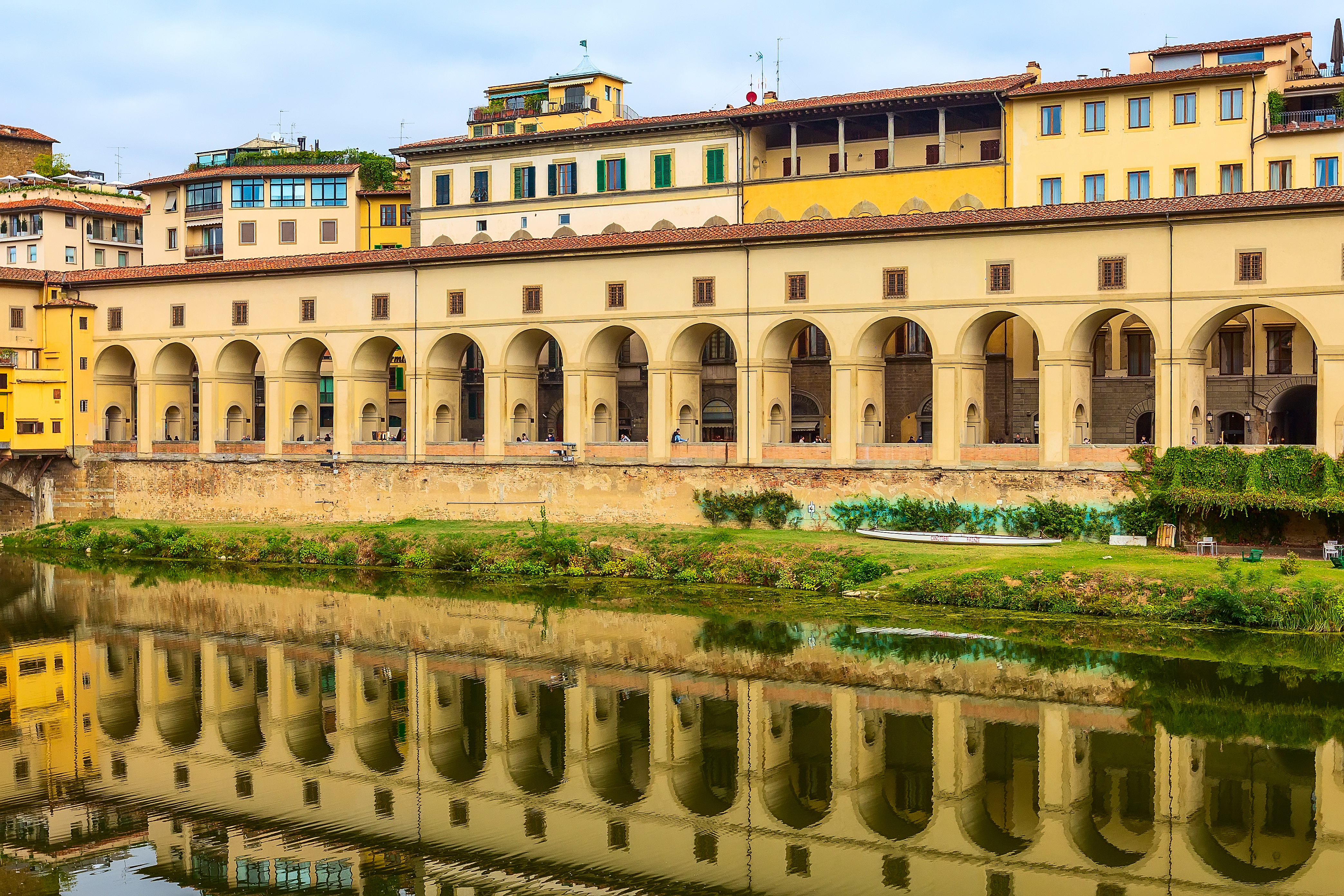 Detenidos dos turistas alemanes por pintar grafitis en el Corredor Vasariano de Florencia