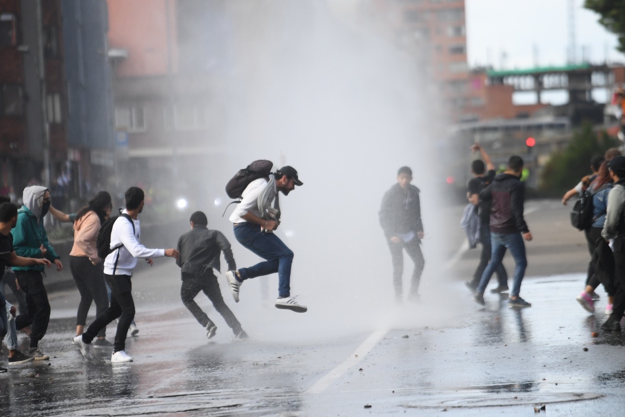 Ante el excesivo uso de la fuerza por parte de la Policía, hoy la Universidad Javeriana convocó a sus estudiantes a una manifestación pacífica y en silencio frente alHospital Universitario San Ignacio, al mediodía, así como anunciaron que cancelarían clases a partir de las 2:00 p.m.