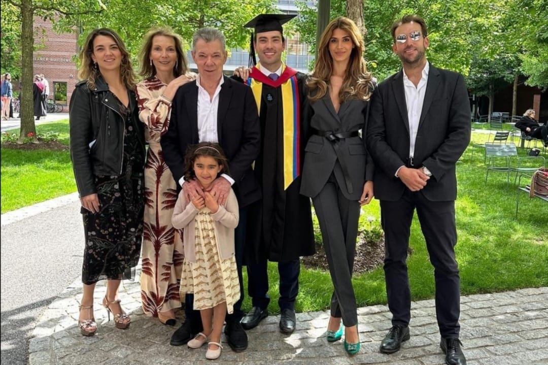 Esteban Santos, Gabriela Tafur y la familia Santos.