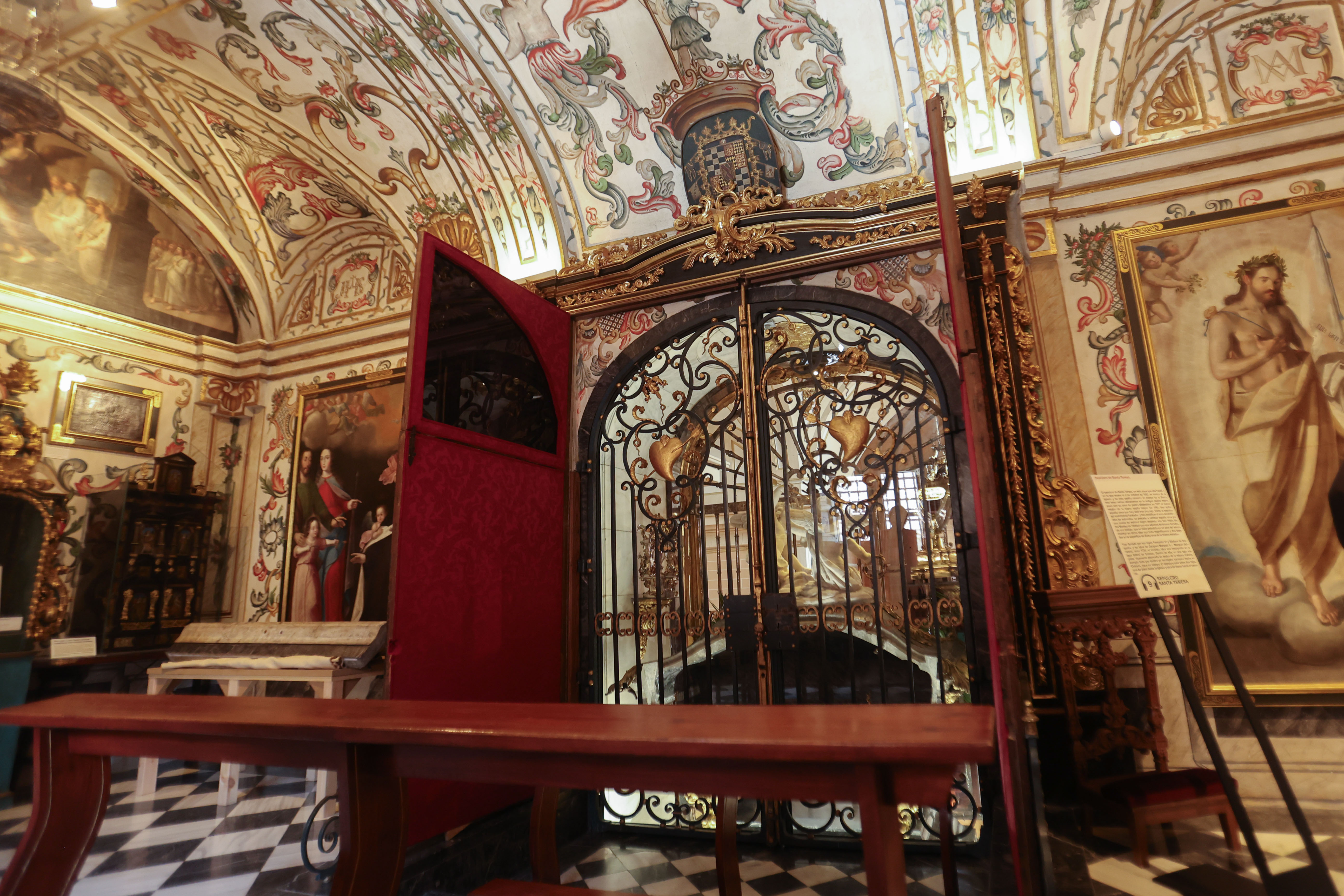 Abren tumba de Santa Teresa de Jesús por primera vez tras 111 años