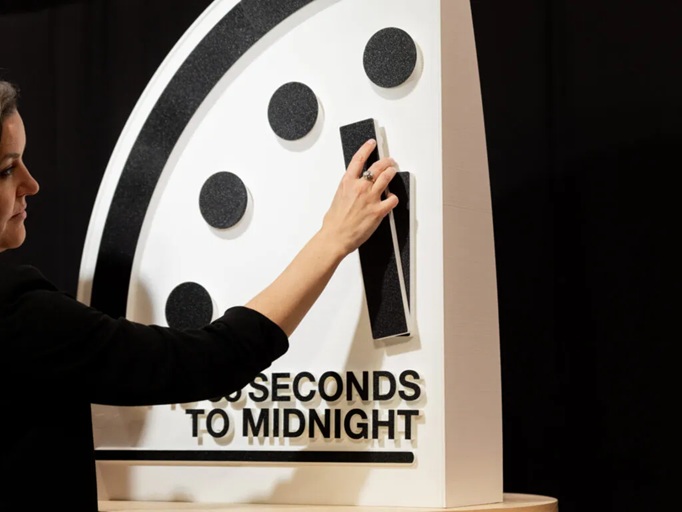 El reloj del “fin del mundo” marca la peor hora desde que fue creado por científicos en 1947